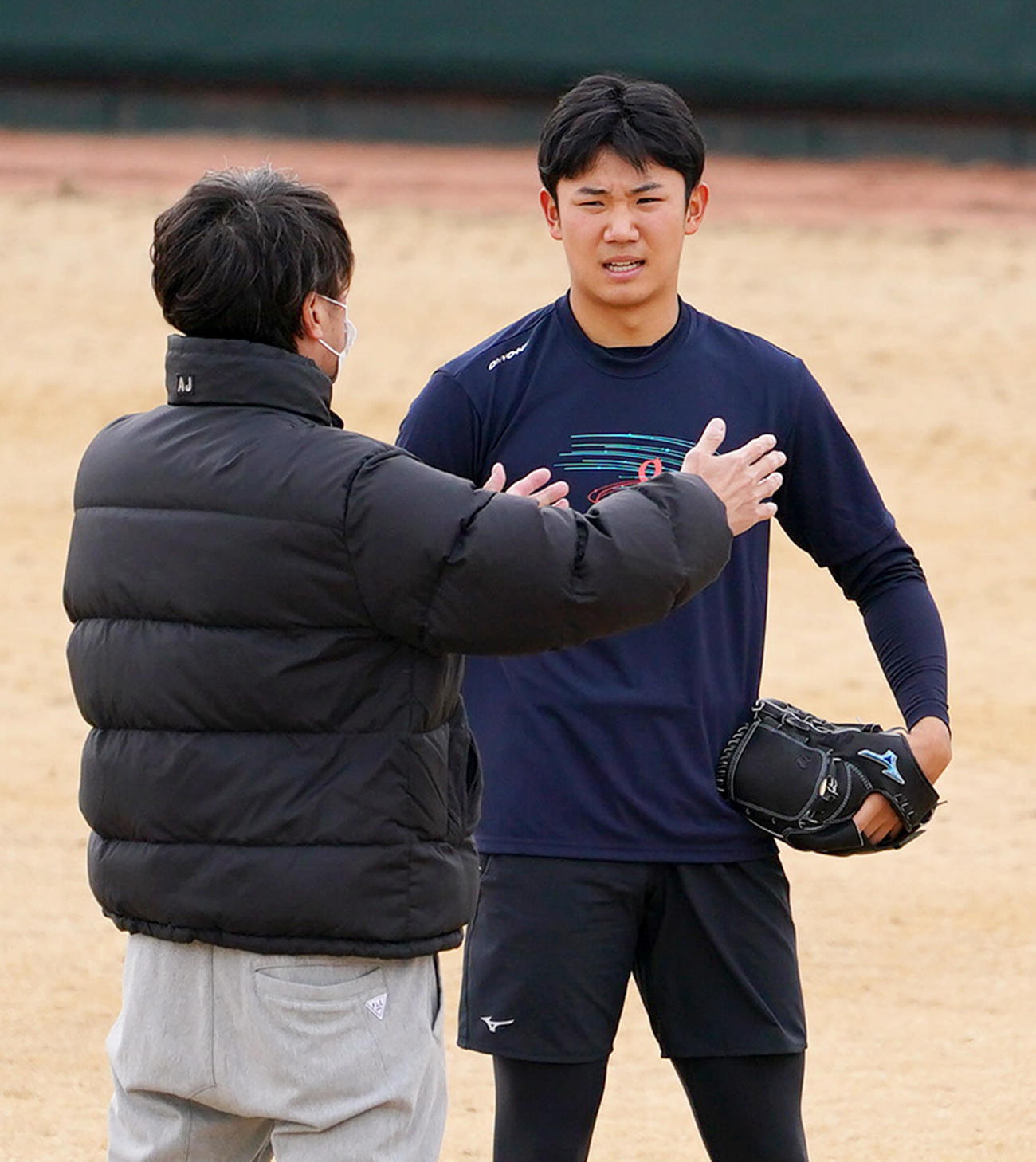 練習中、高津監督（手前）と話をする奥川（代表撮影）