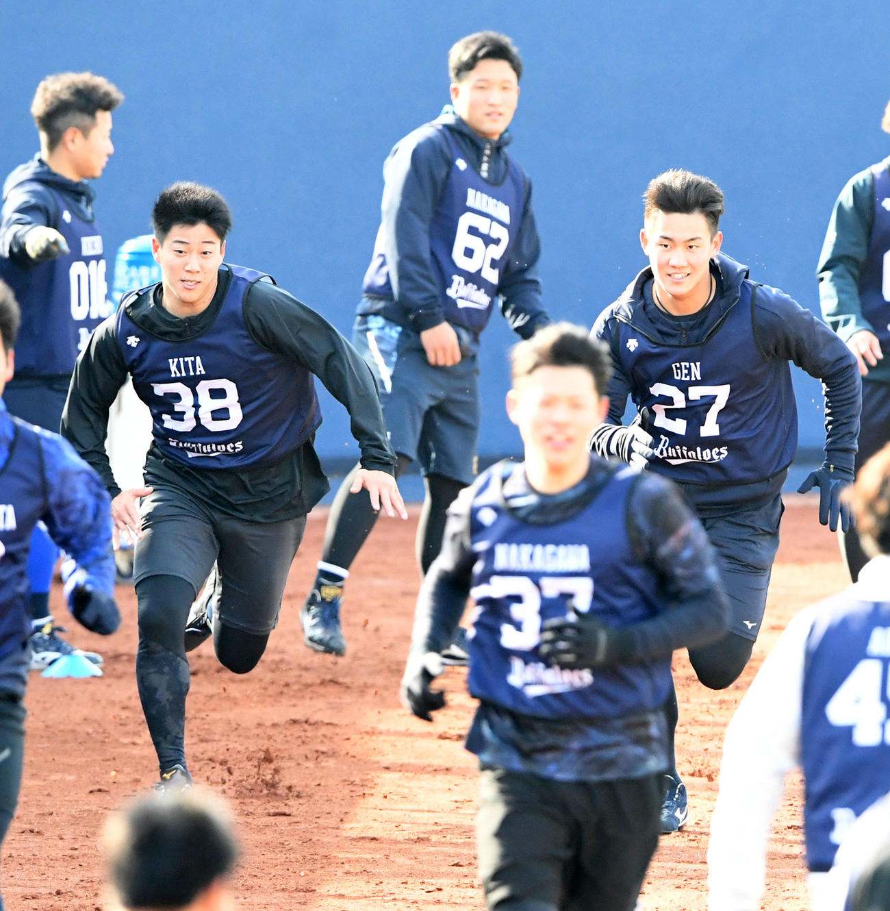 ダッシュを行うオリックス来田（左）と元（代表撮影）