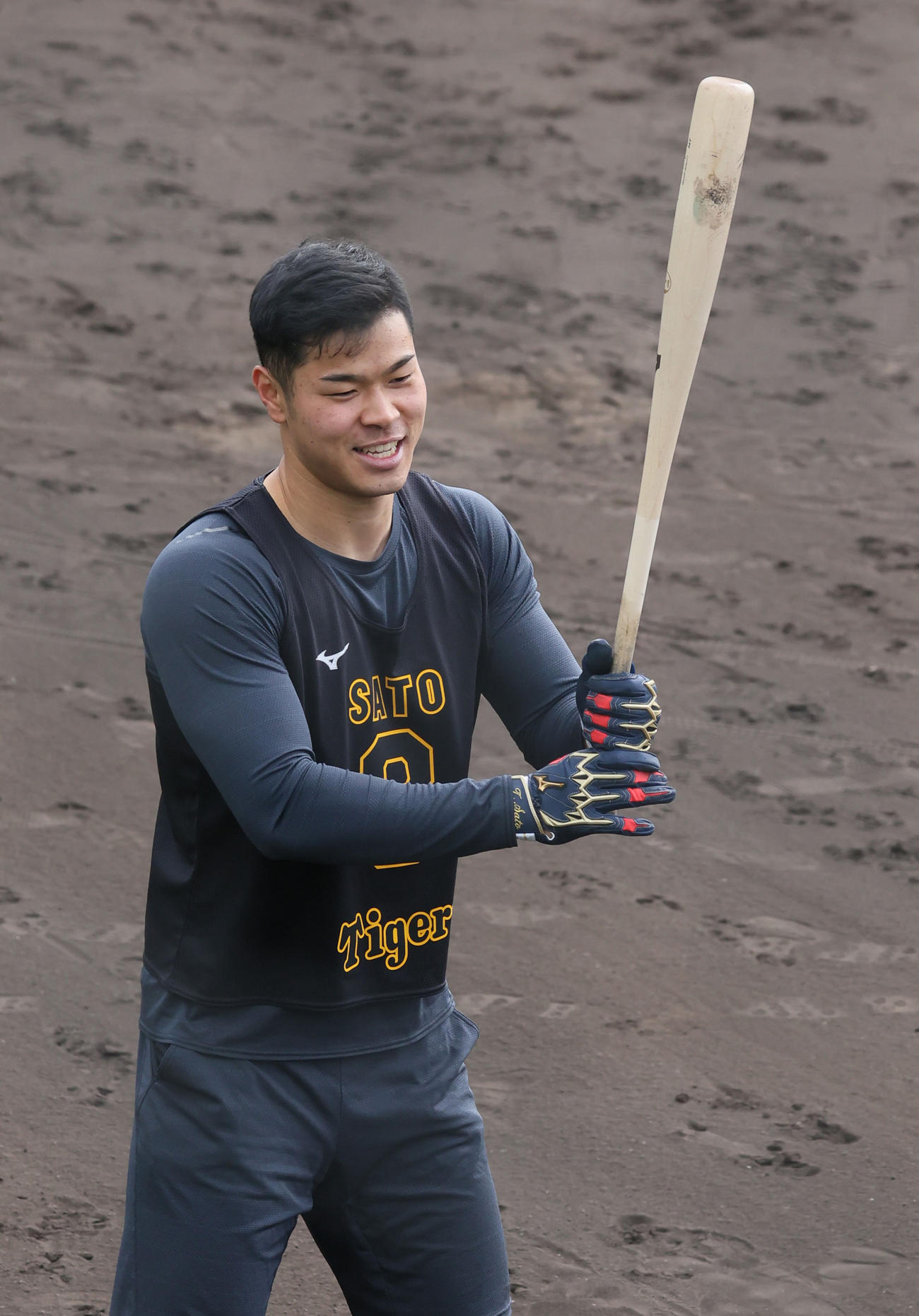 ティー打撃をする阪神佐藤輝（代表撮影）