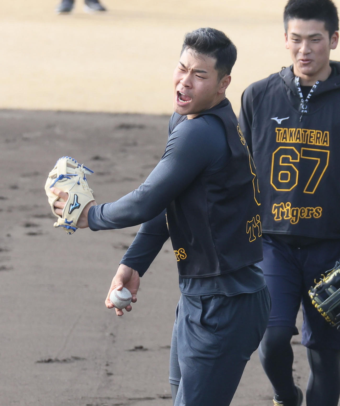ノックを受ける阪神佐藤輝（代表撮影）