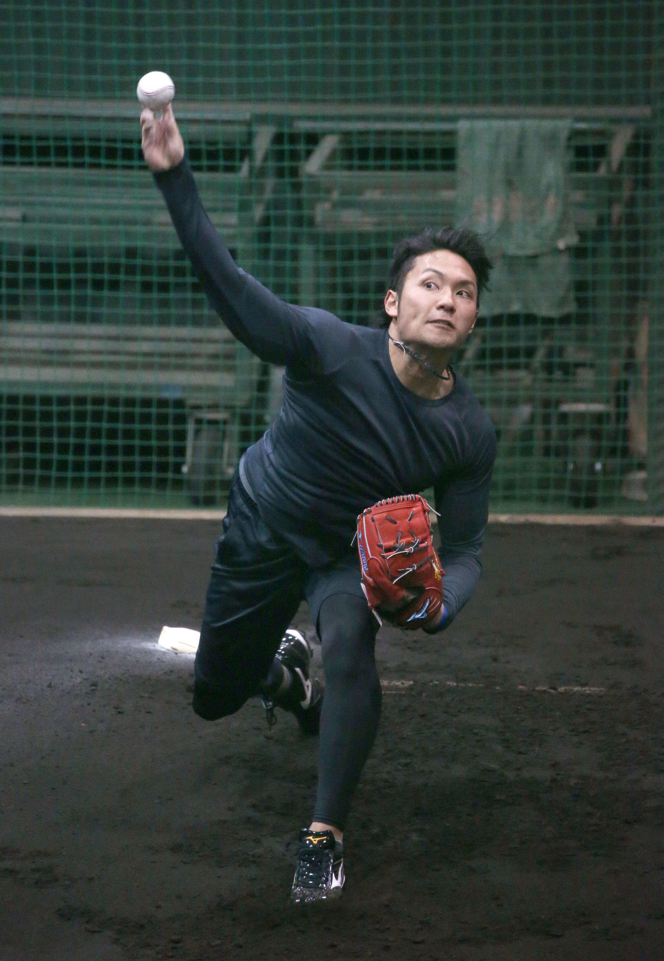 2度目のブルペンに入り投球する伊藤（撮影・黒川智章）
