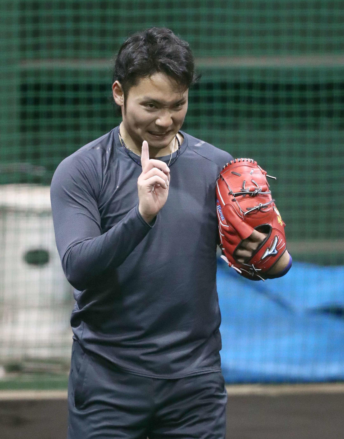 ブルペンでラスト1球をリクエストする日本ハム伊藤（撮影・黒川智章）