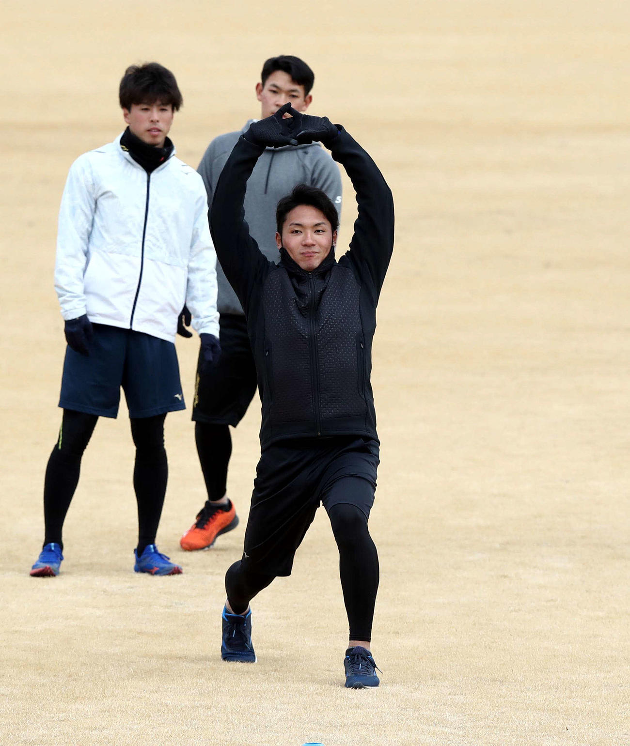 アップする日本ハム伊藤（撮影・黒川智章）
