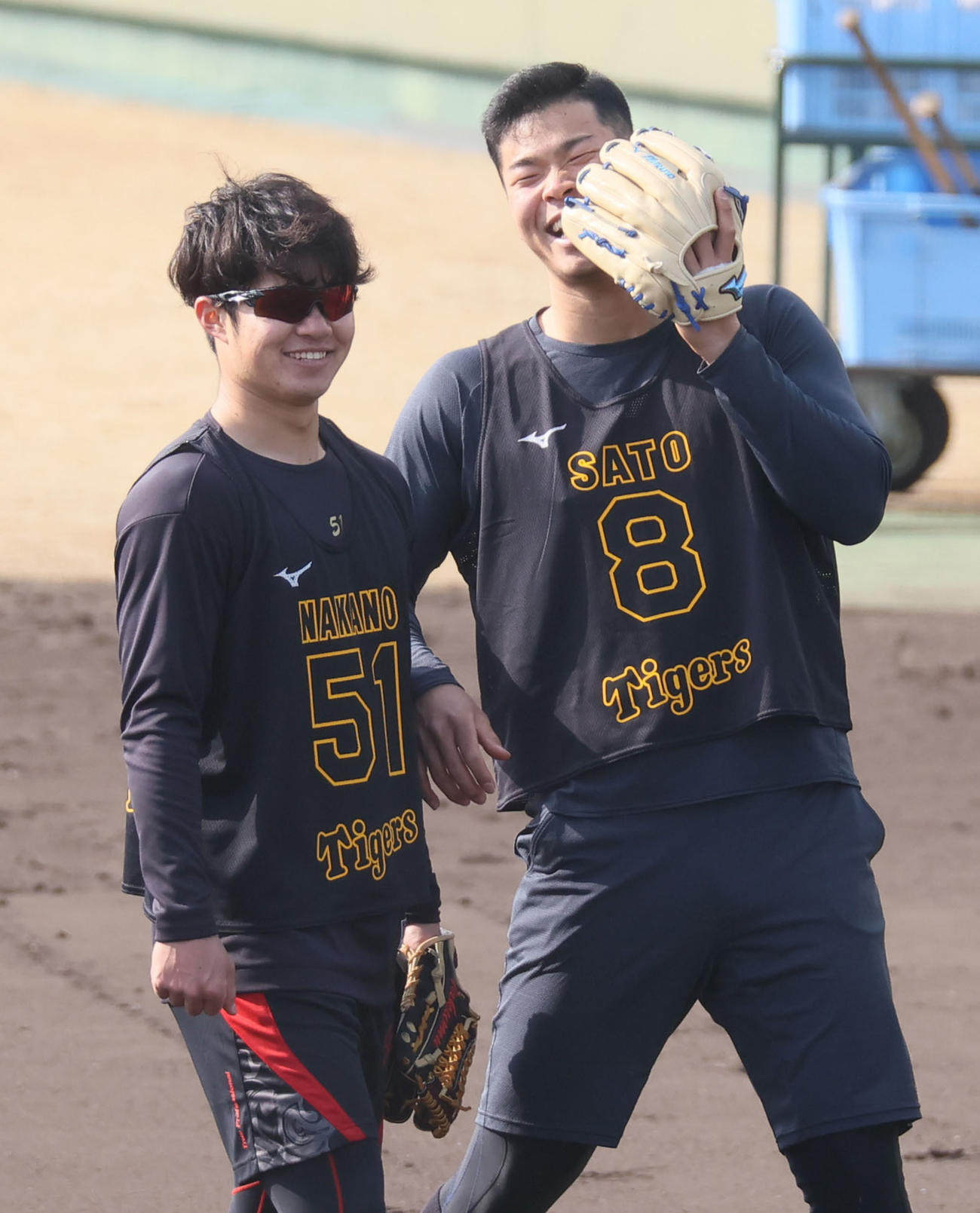 ノックを終え笑顔を見せる佐藤輝明（右）と中野拓夢（代表撮影）