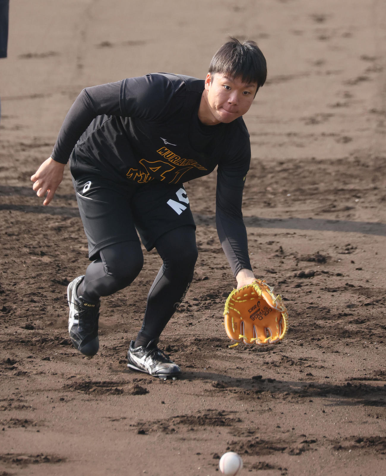 ノックを受ける村上（代表撮影）
