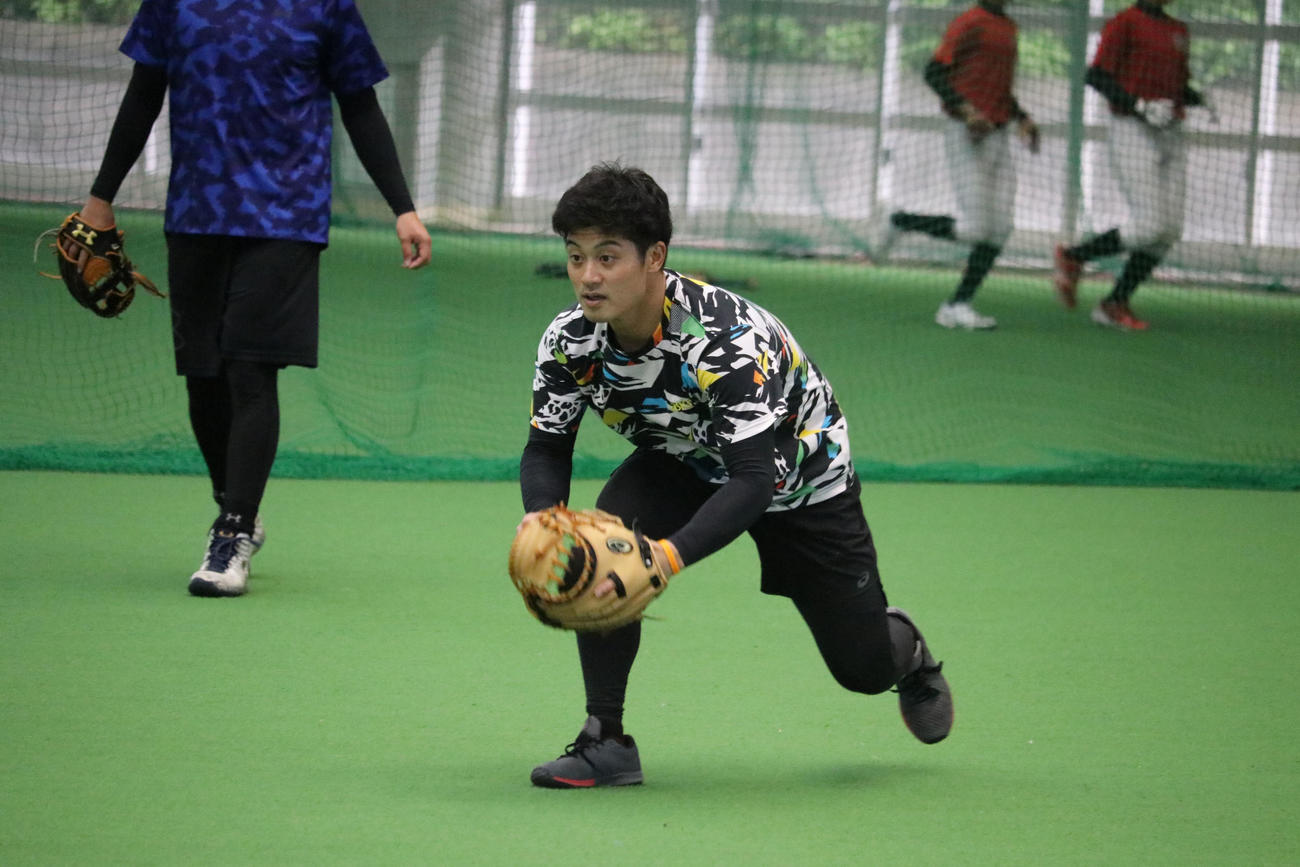 自主トレを公開する坂本誠志郎（球団提供）