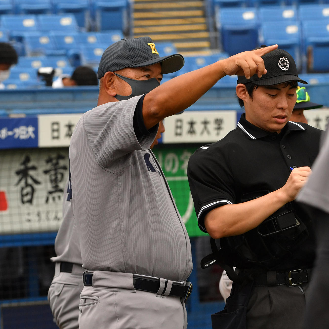 慶大・堀井監督（左）（20年9月13日撮影）
