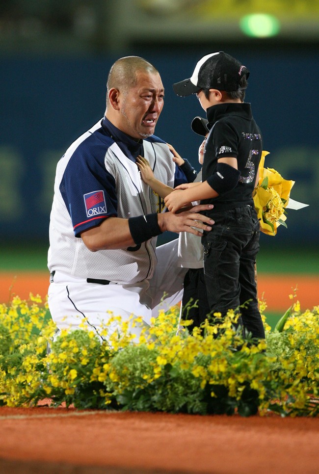 08年10月1日、現役引退セレモニーで清原氏は愛息たちから花束を受け涙ぐむ