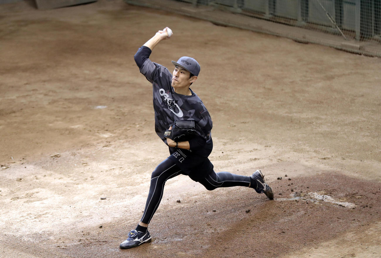 室内ブルペンで投げる井納（撮影・狩俣裕三）