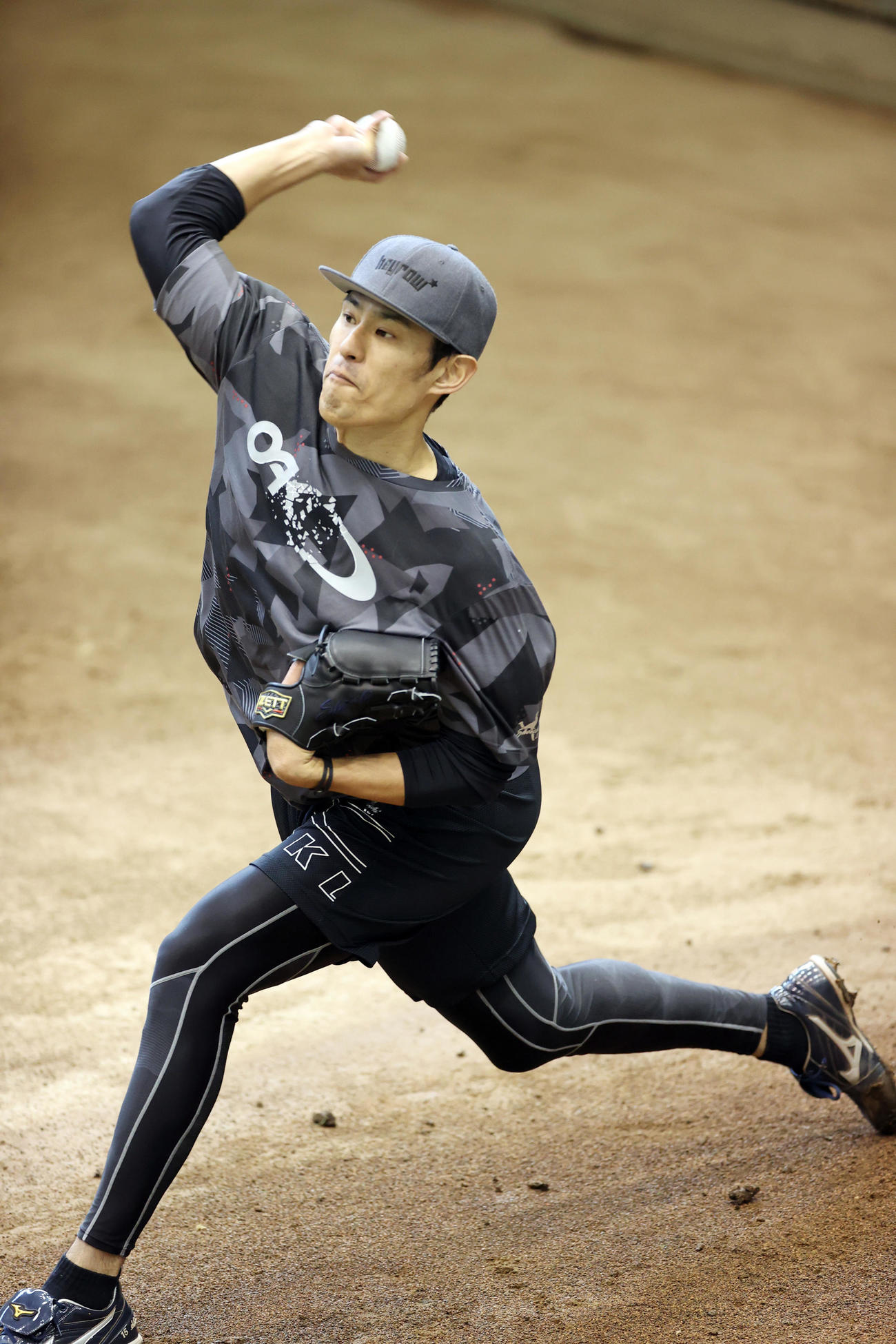 ブルペンで投げる井納（撮影・狩俣裕三）