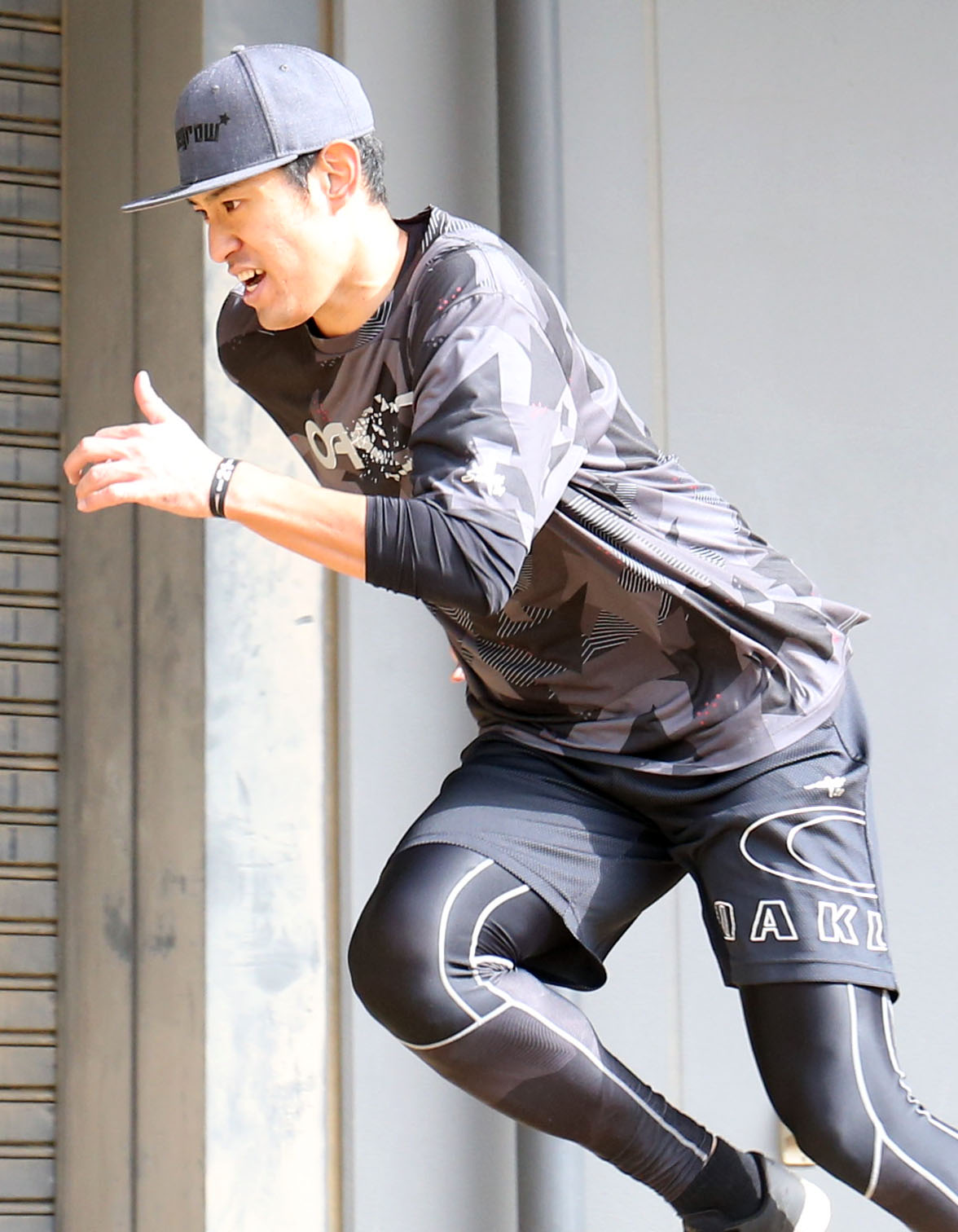 自主トレで勢いよくダッシュをする井納（撮影・狩俣裕三）