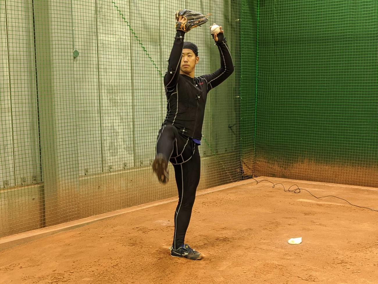 測定機器を身につけて投球練習を行うDeNAドラフト5位の池谷（球団提供）