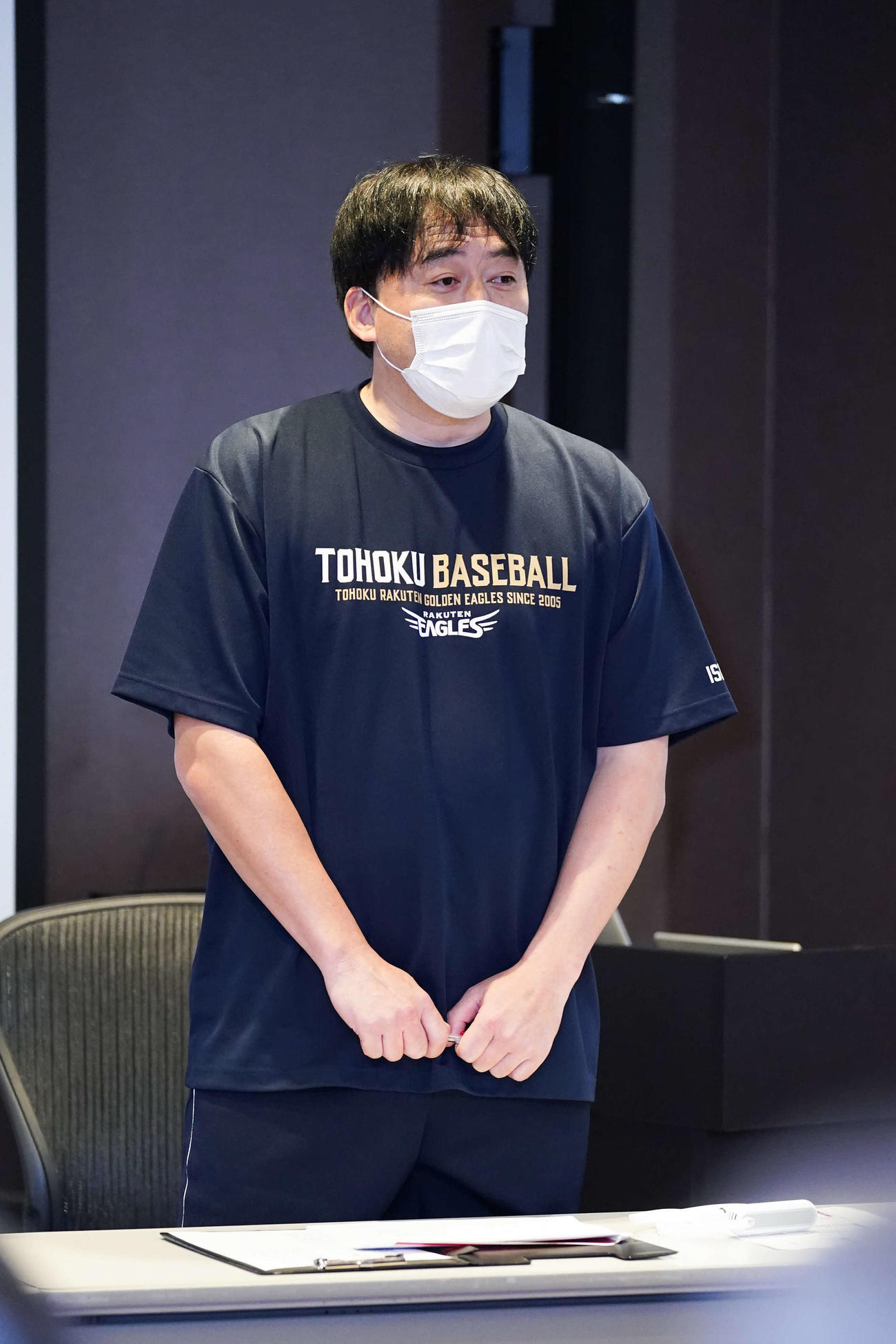 コーチ会議であいさつする楽天石井GM兼監督（球団提供）