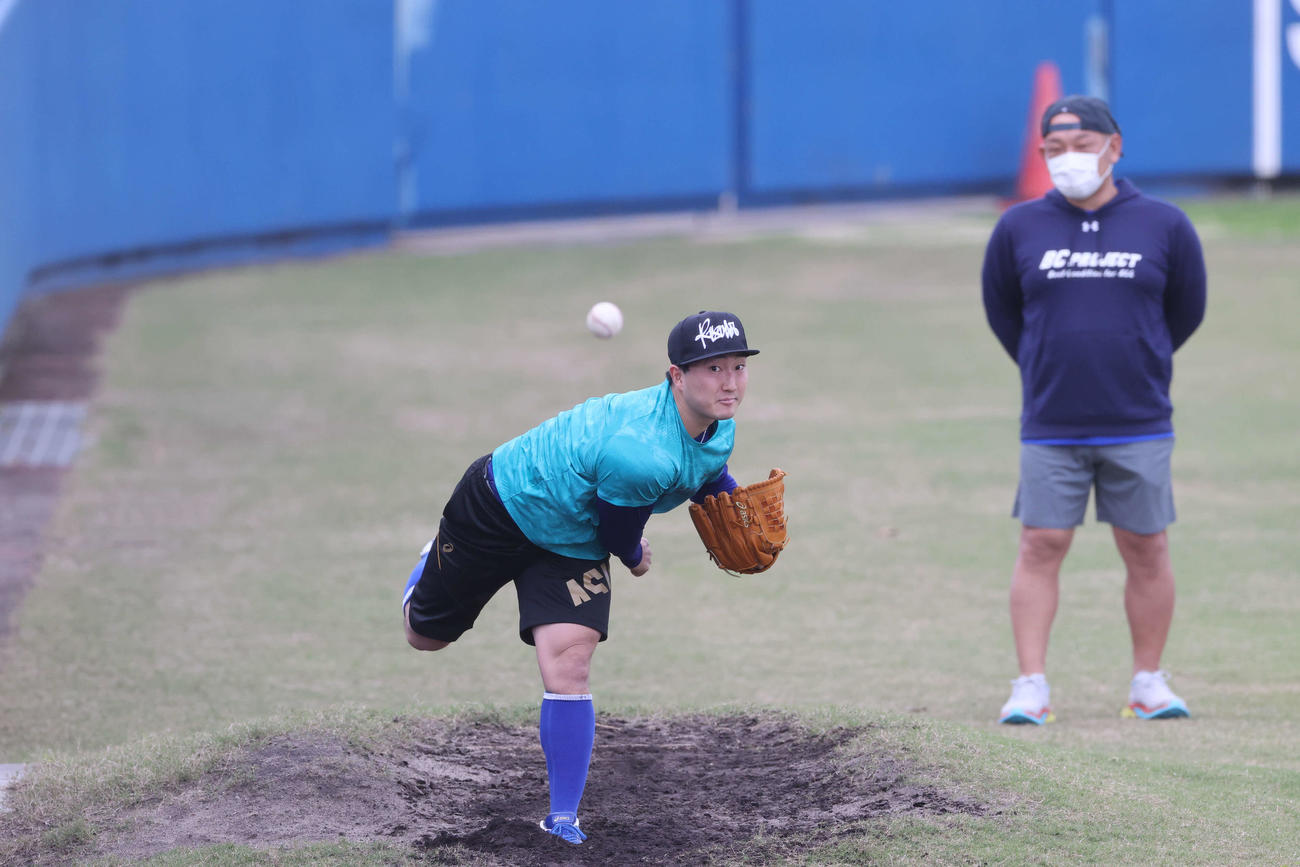 稲葉トレーナーに見守られて投球する中日藤嶋（代表撮影）