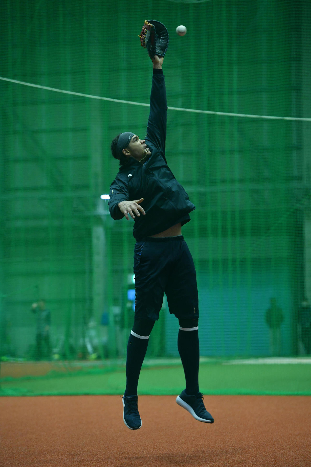 ボールに飛びつくオリックスのモヤ（代表撮影）
