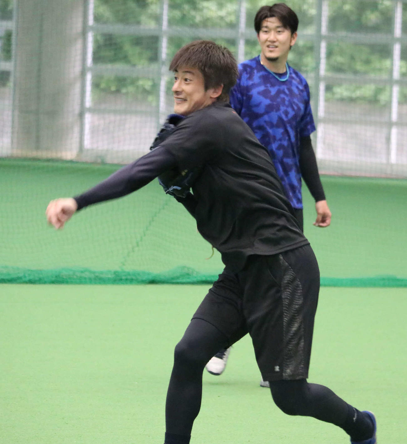 阪神岩貞（後方）らと一緒に自主トレを行うオリックス能見（球団提供）