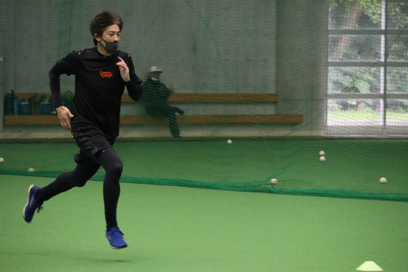 阪神岩貞、坂本らと一緒に自主トレを行うオリックス能見（球団提供）