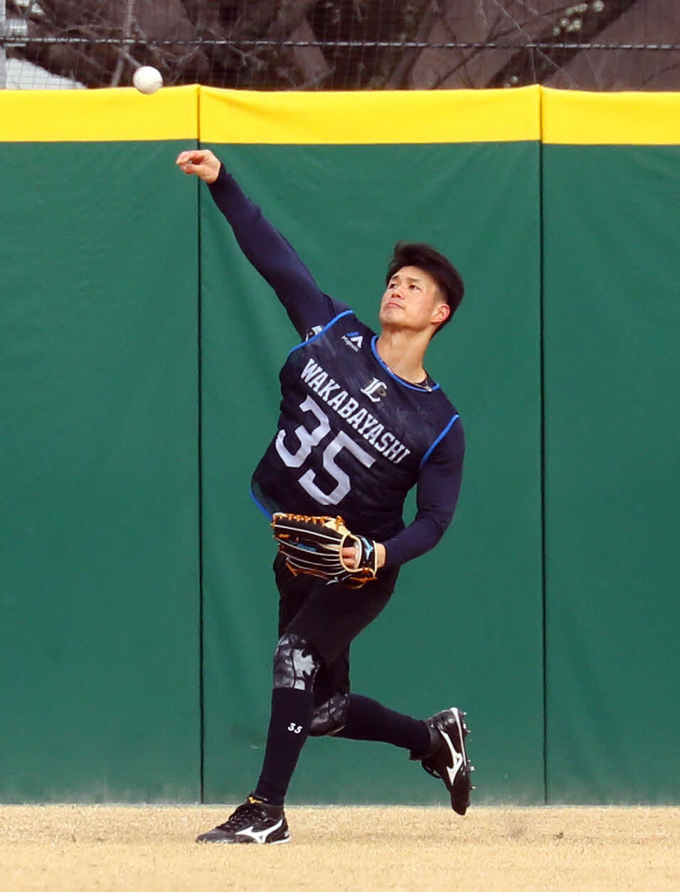 キャッチボールする西武ドラフト4位若林（代表撮影）