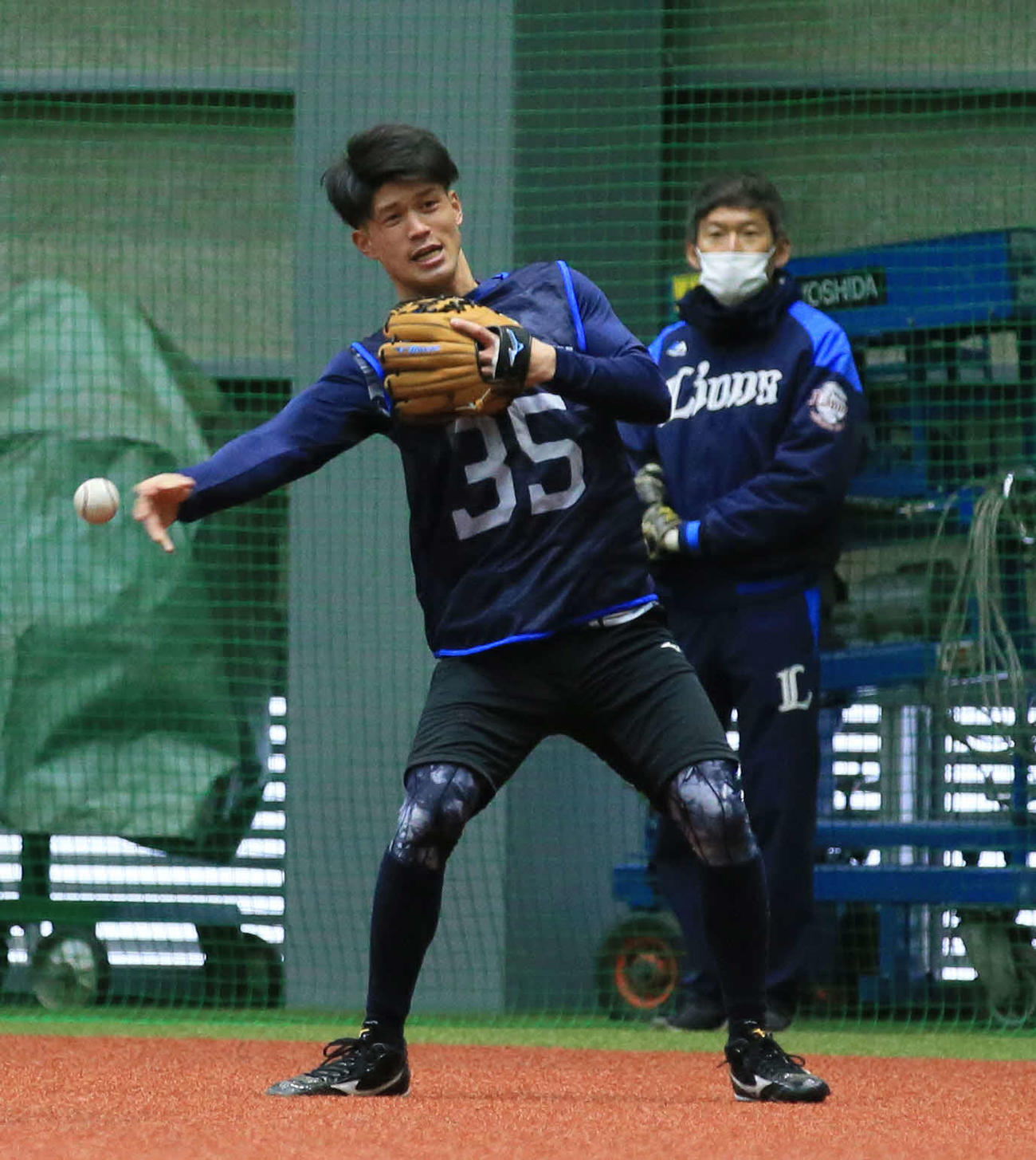 ノックを受ける西武ドラフト4位若林（代表撮影）