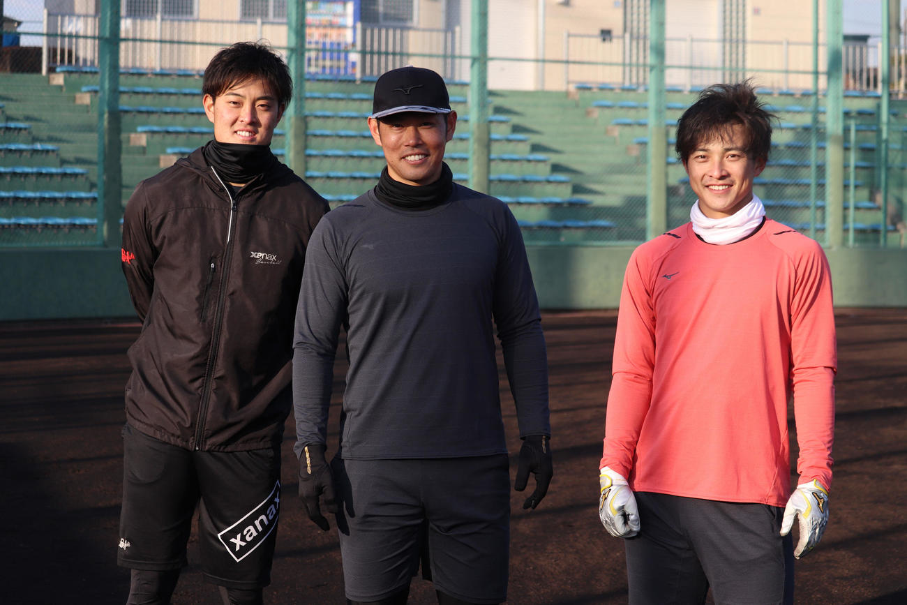 自主トレを公開し笑顔を見せる、左から望月惇志、原口文仁、熊谷敬宥（球団提供）