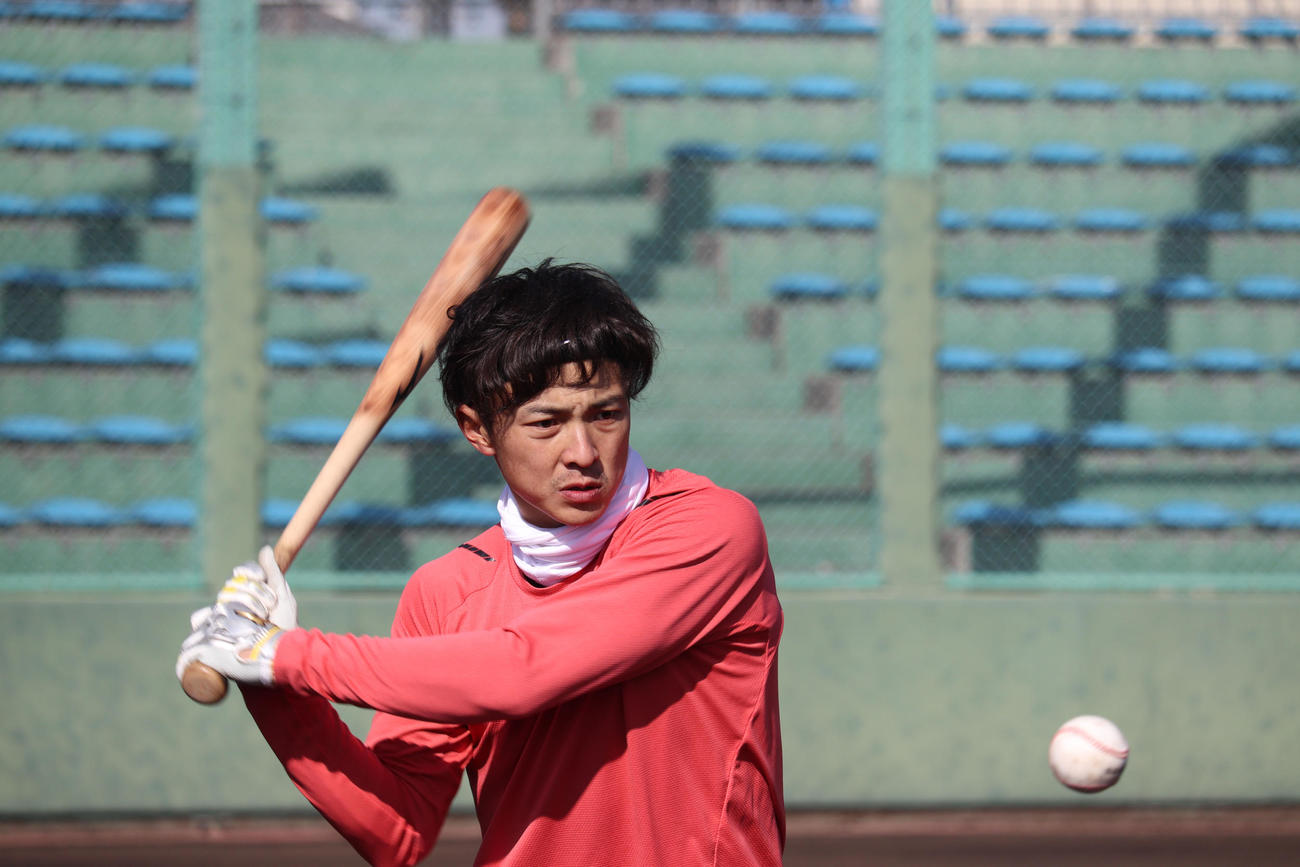 自主トレを公開する熊谷敬宥（球団提供）