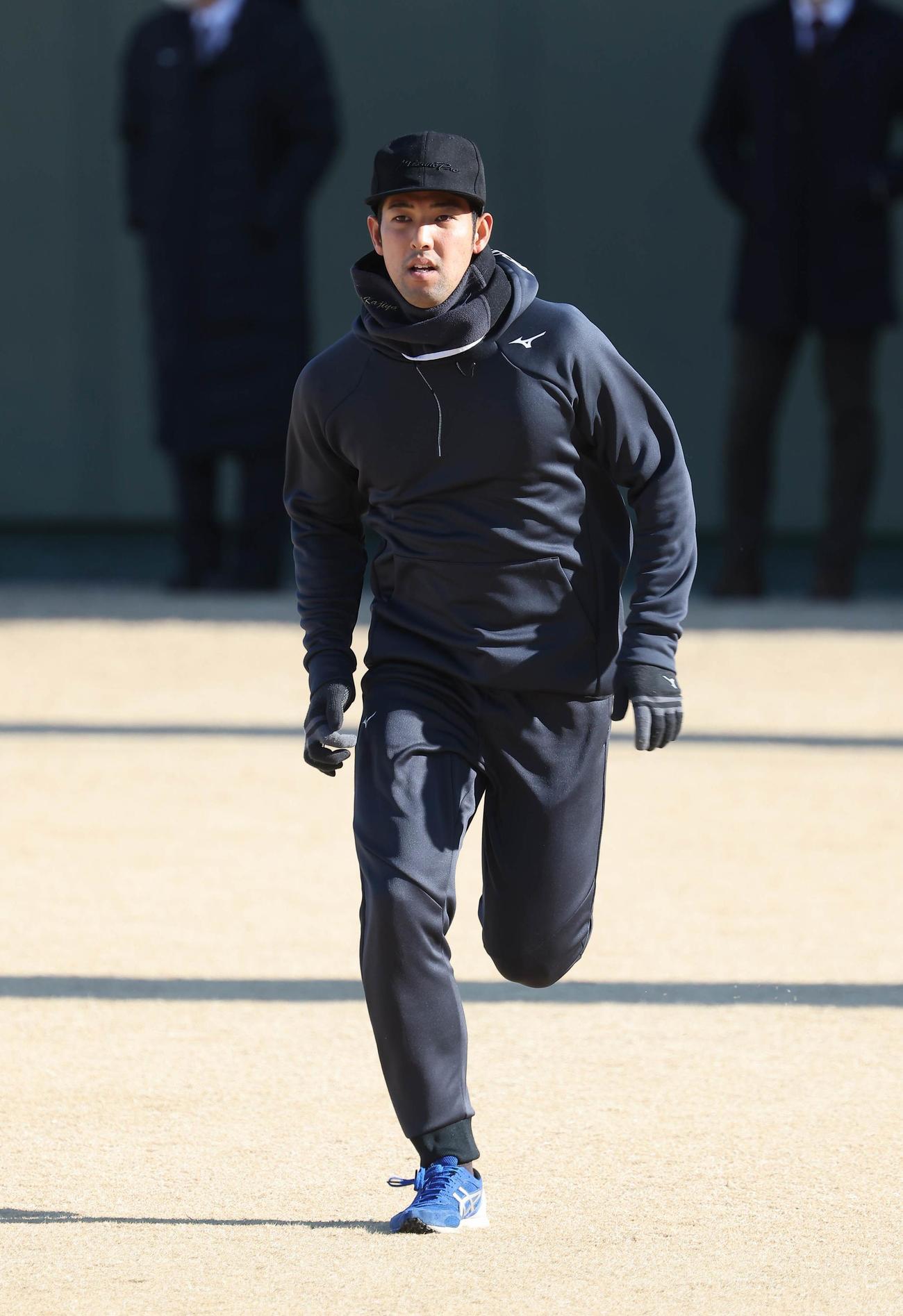ダッシュで汗を流す加治屋（代表撮影）