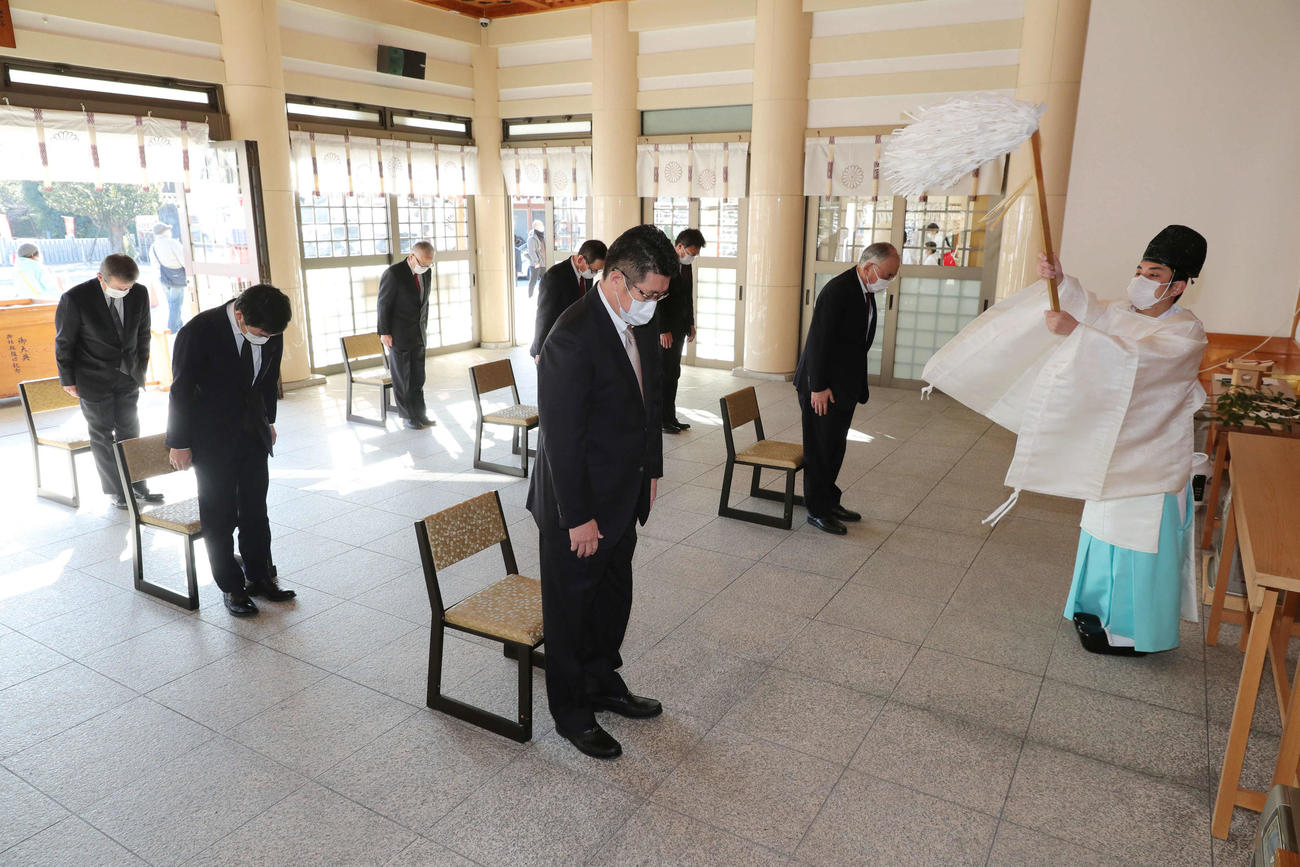 必勝祈願をする佐々岡監督（中央）。右は松田オーナー