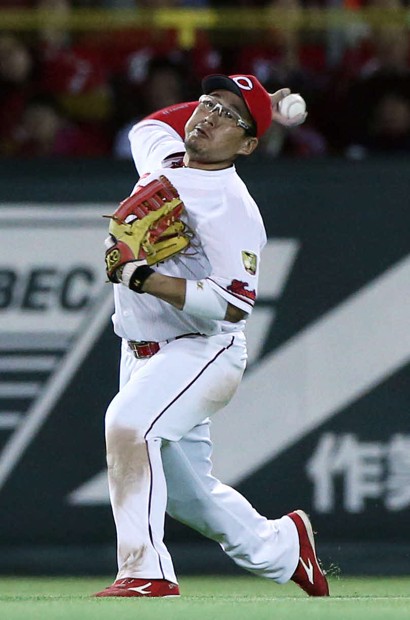 17年4月、本塁へ返球する左翼の広島松山