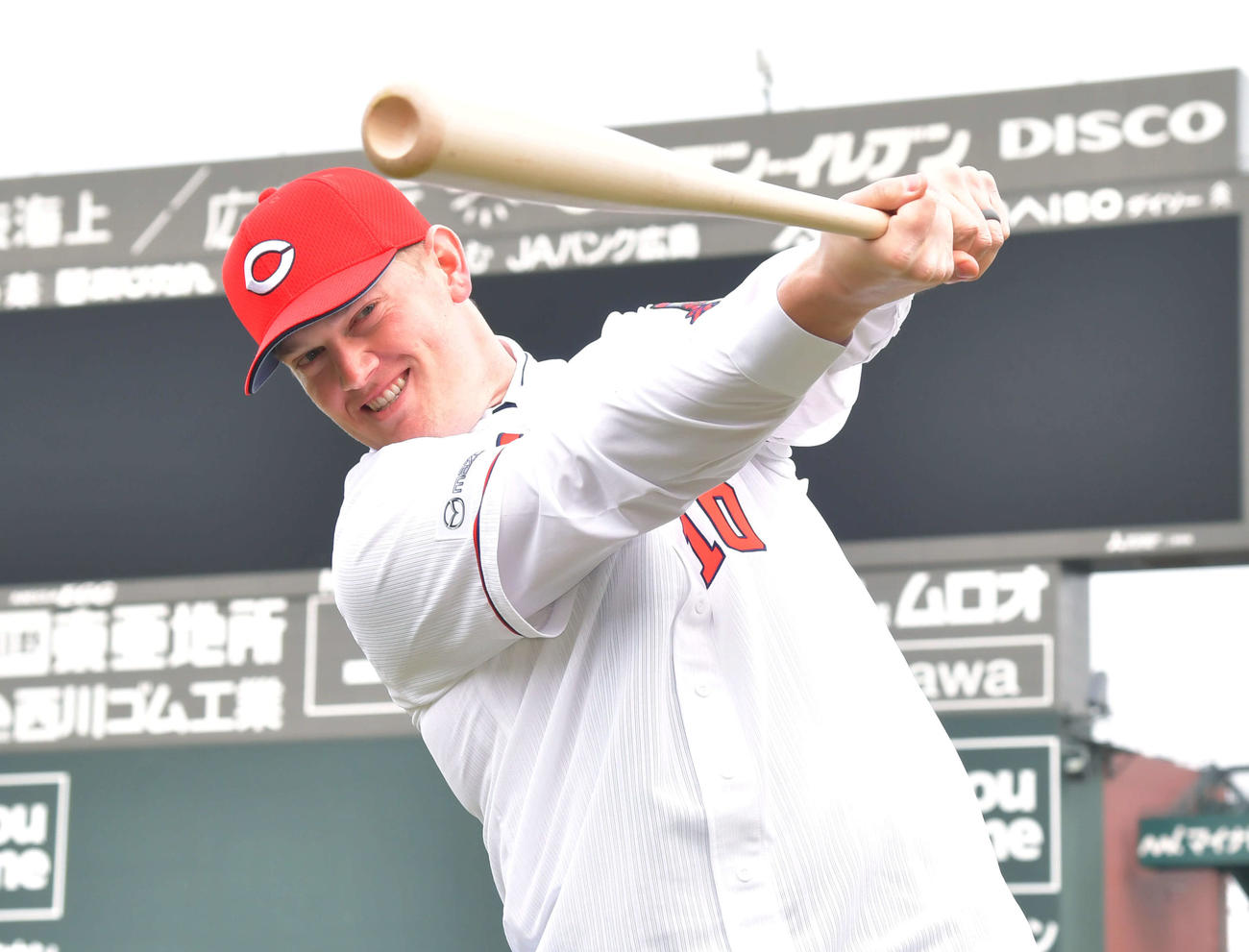入団会見後、マツダスタジアムでスイングを披露するクロン