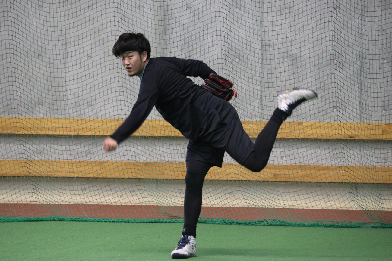 沖縄での自主トレを公開した岩貞（球団提供）