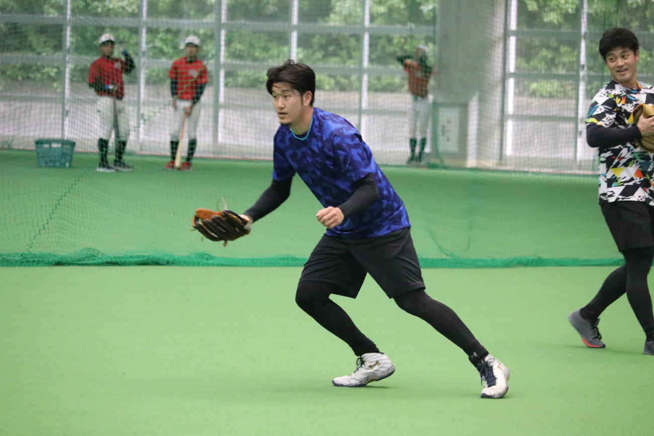 沖縄での自主トレを公開した岩貞。右は坂本（球団提供）