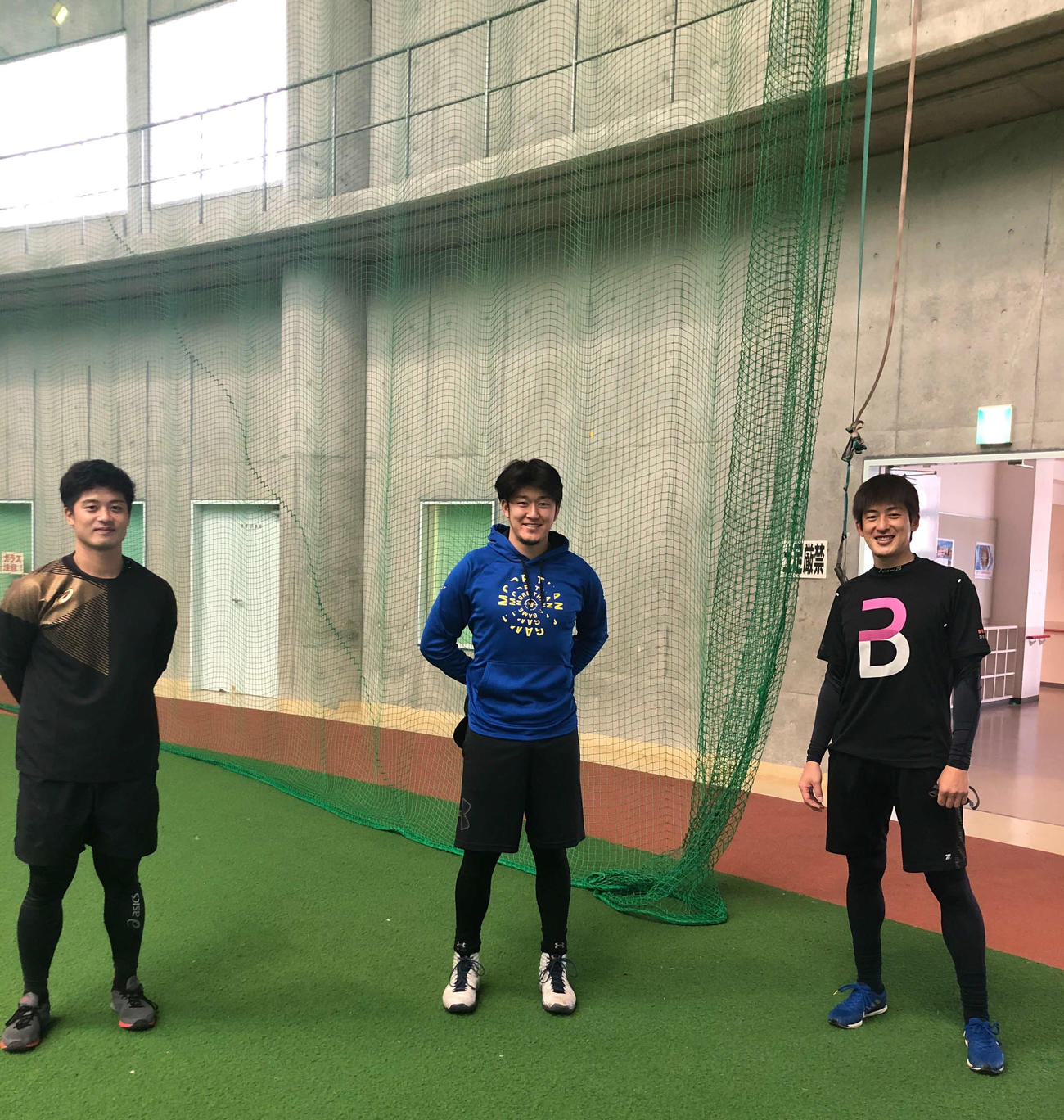 自主トレを公開し笑顔を見せる、左から坂本、岩貞、オリックス能見（球団提供）