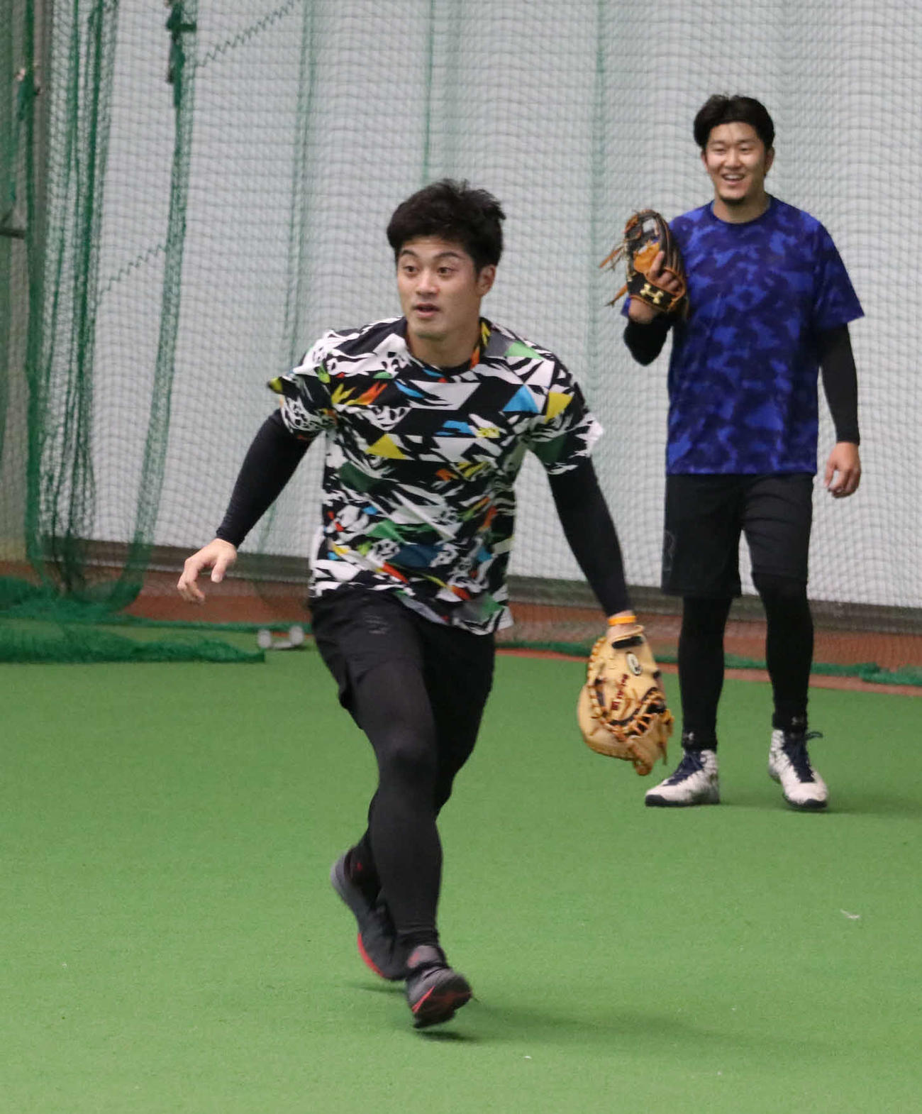 沖縄での自主トレを公開した坂本。右は岩貞（球団提供）