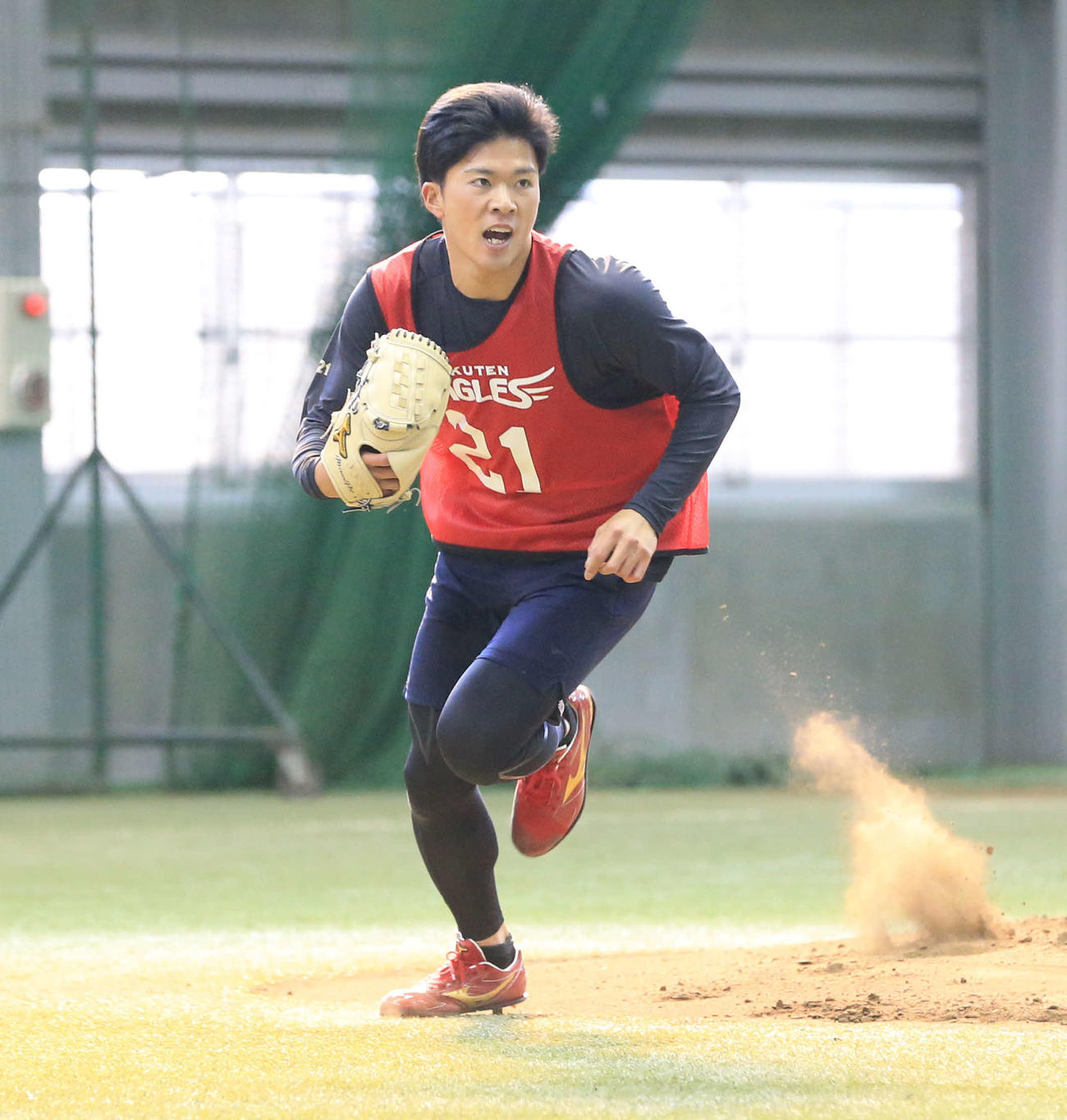新人合同自主トレで投内連係に参加する楽天早川（代表撮影）