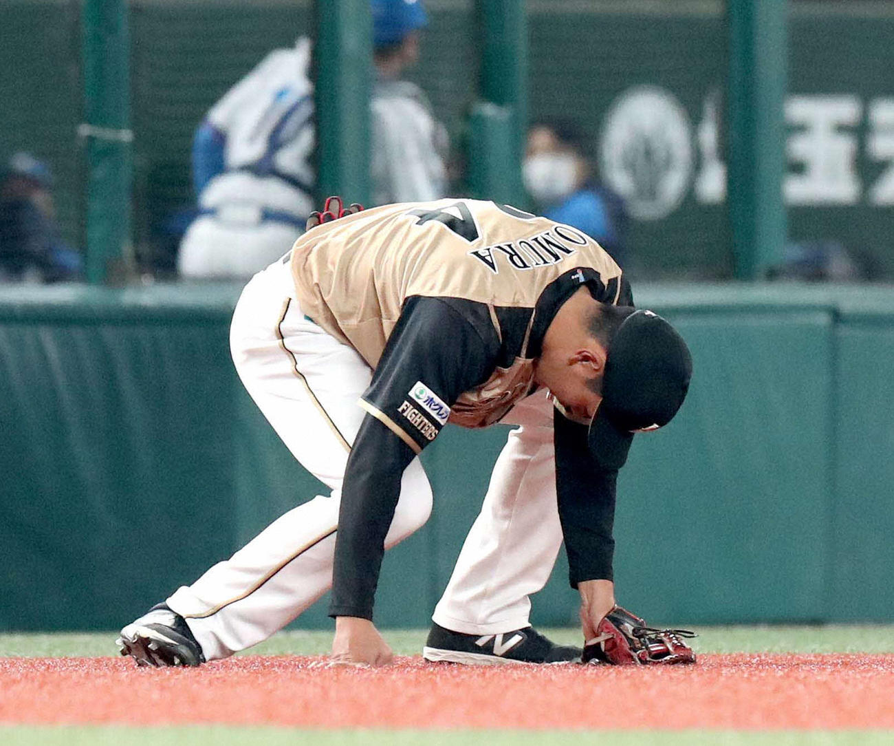 20年11月2日の西武戦で中村剛也の打球をファンブルした日本ハム野村佑希