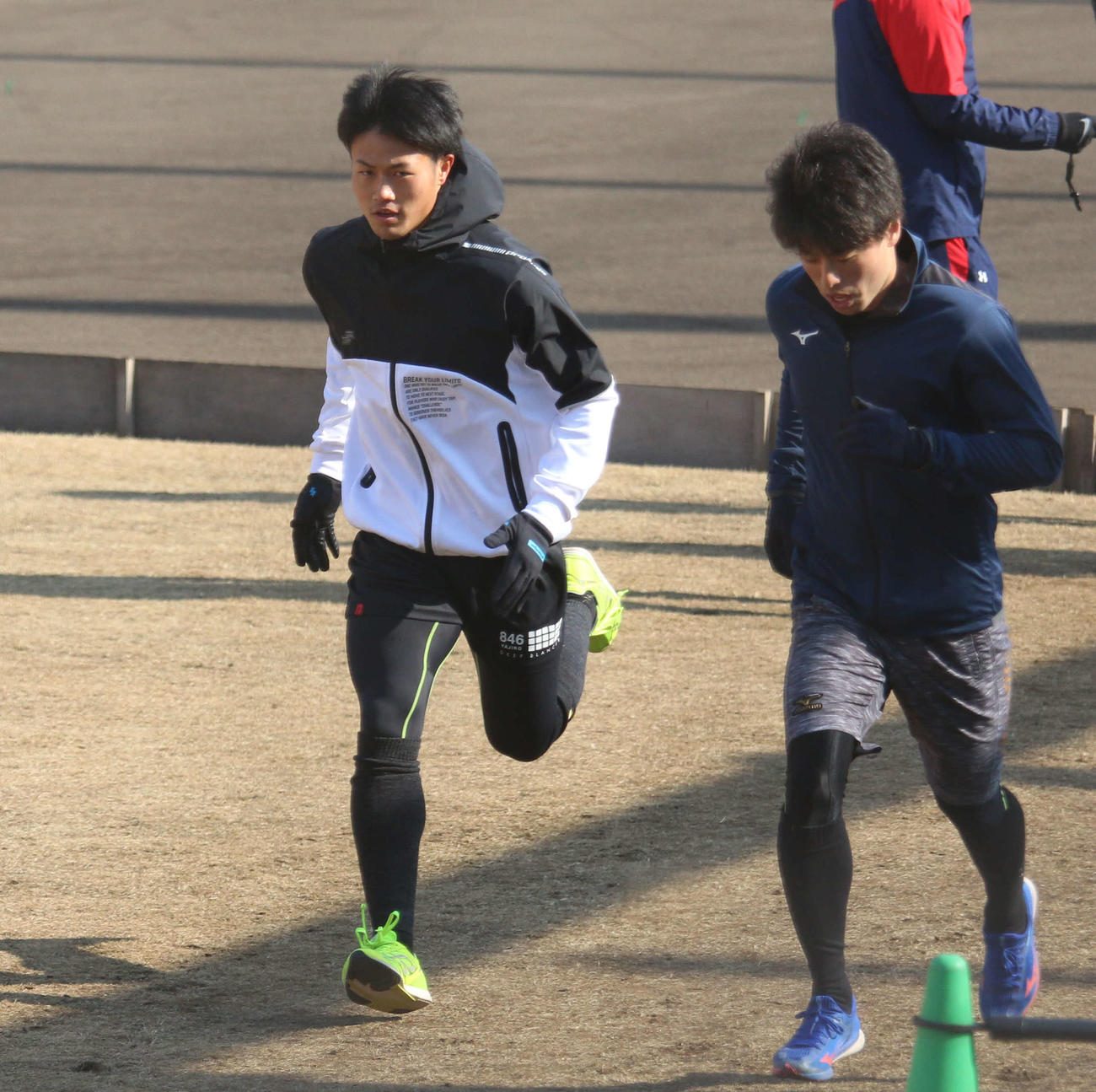 鎌ケ谷で新人合同自主トレに参加した日本ハムのドラフト4位細川（右は同2位五十幡）（撮影・木下大輔）