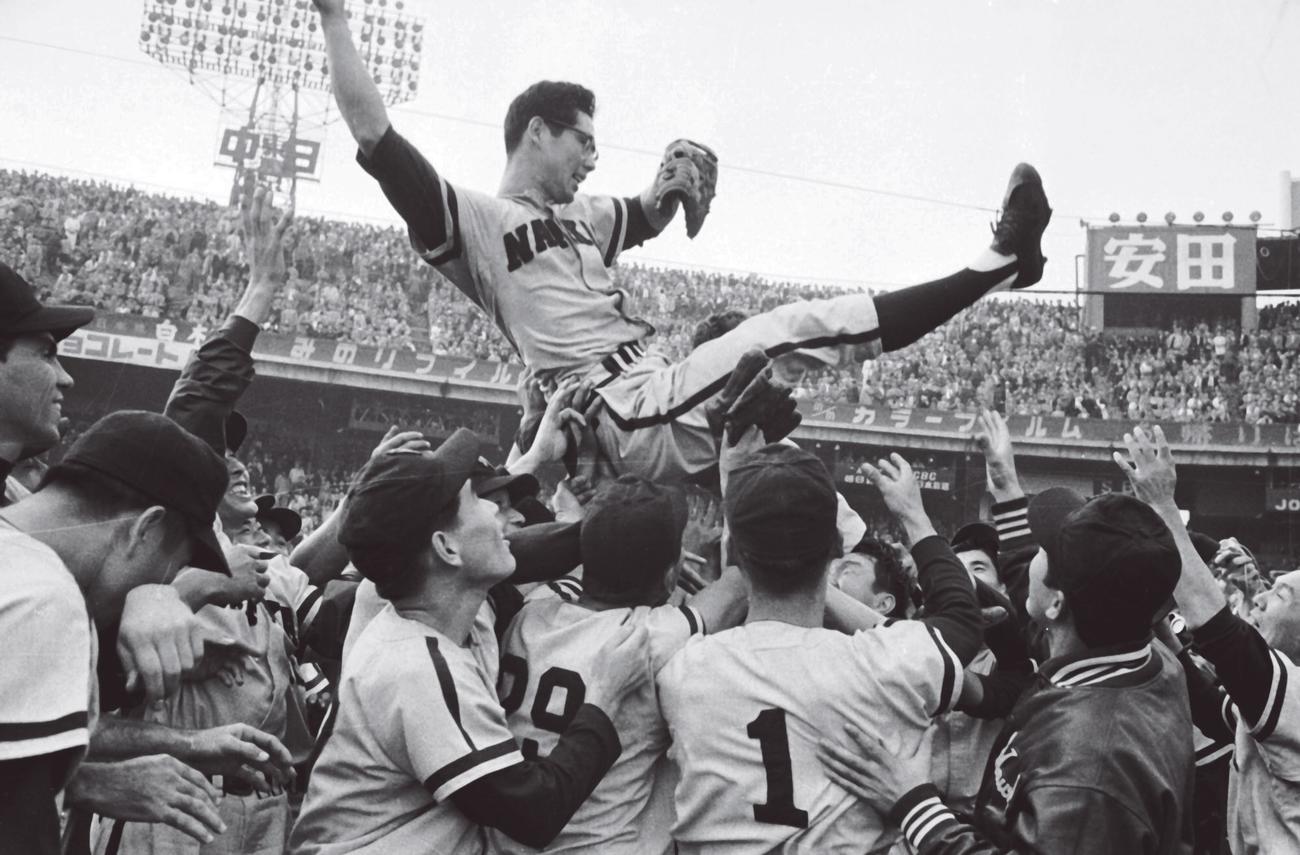 59年、日本シリーズで巨人に4連勝して日本一を決め、胴上げされる南海杉浦忠