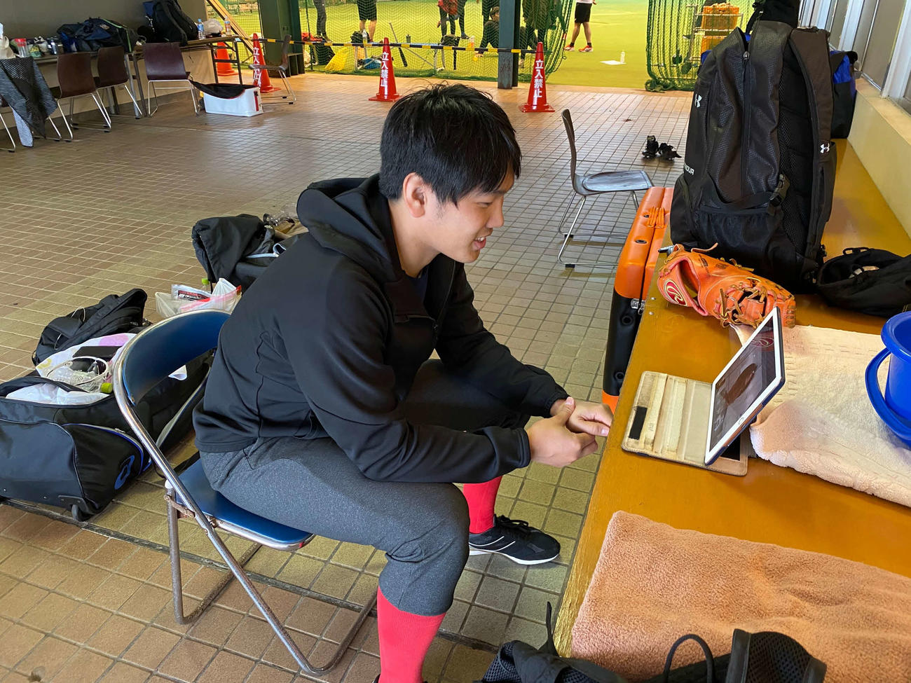 自主トレ先の宮古島でオンライン取材に対応するソフトバンク石川（球団提供）
