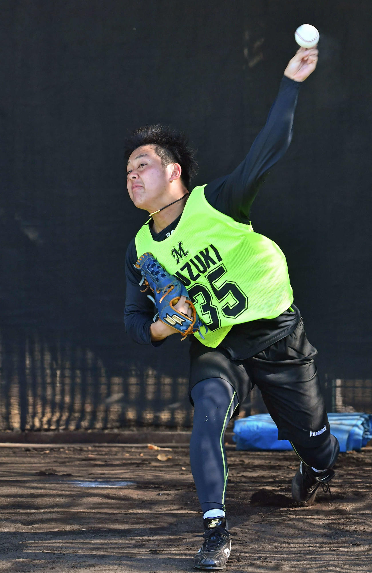 ロッテ新人合同自主トレでブルペン投球する鈴木（代表撮影）