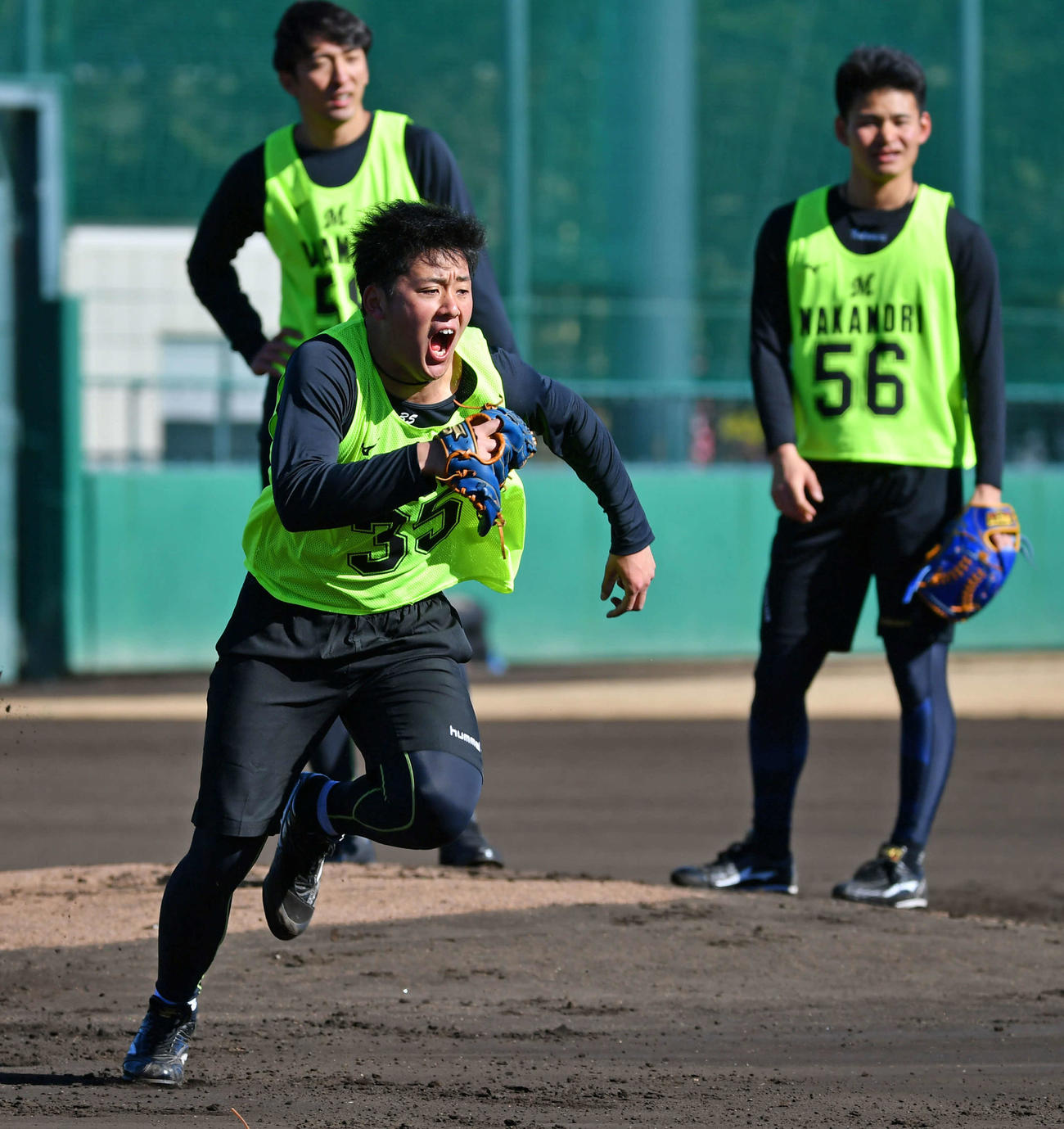 ロッテ新人合同自主トレで投内連係の練習をする鈴木。後方左は河村、同右は中森（代表撮影）