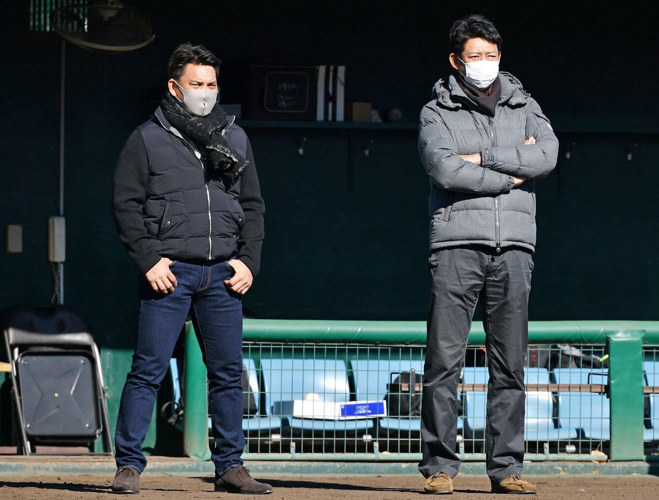 ロッテ新人合同自主トレを視察する井口監督（左）と鳥越2軍監督（代表撮影）