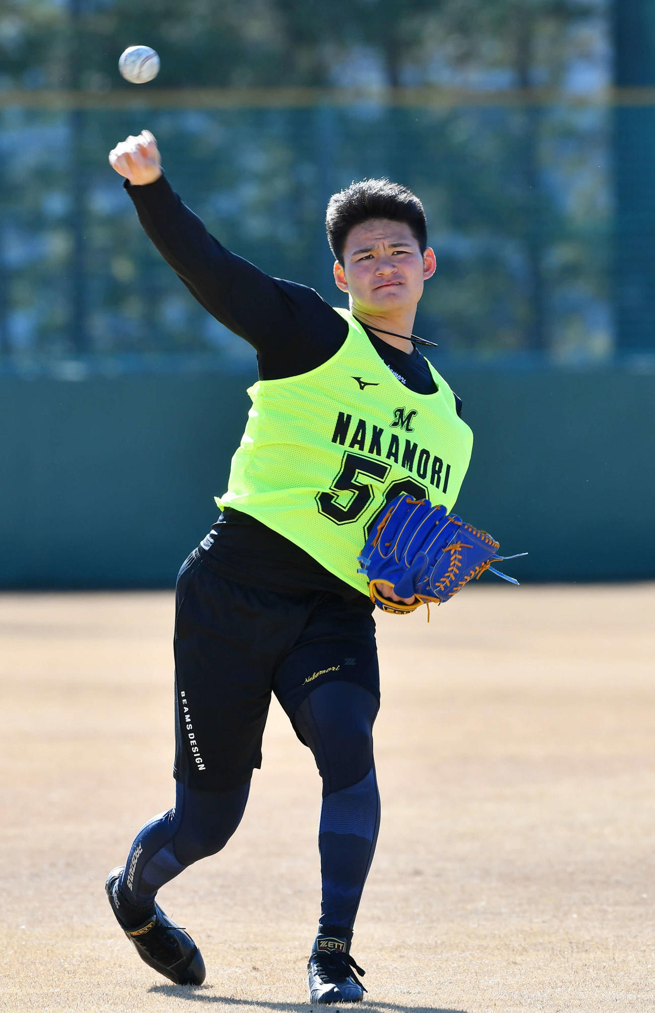 ロッテ新人合同自主トレでキャッチボールする中森（代表撮影）