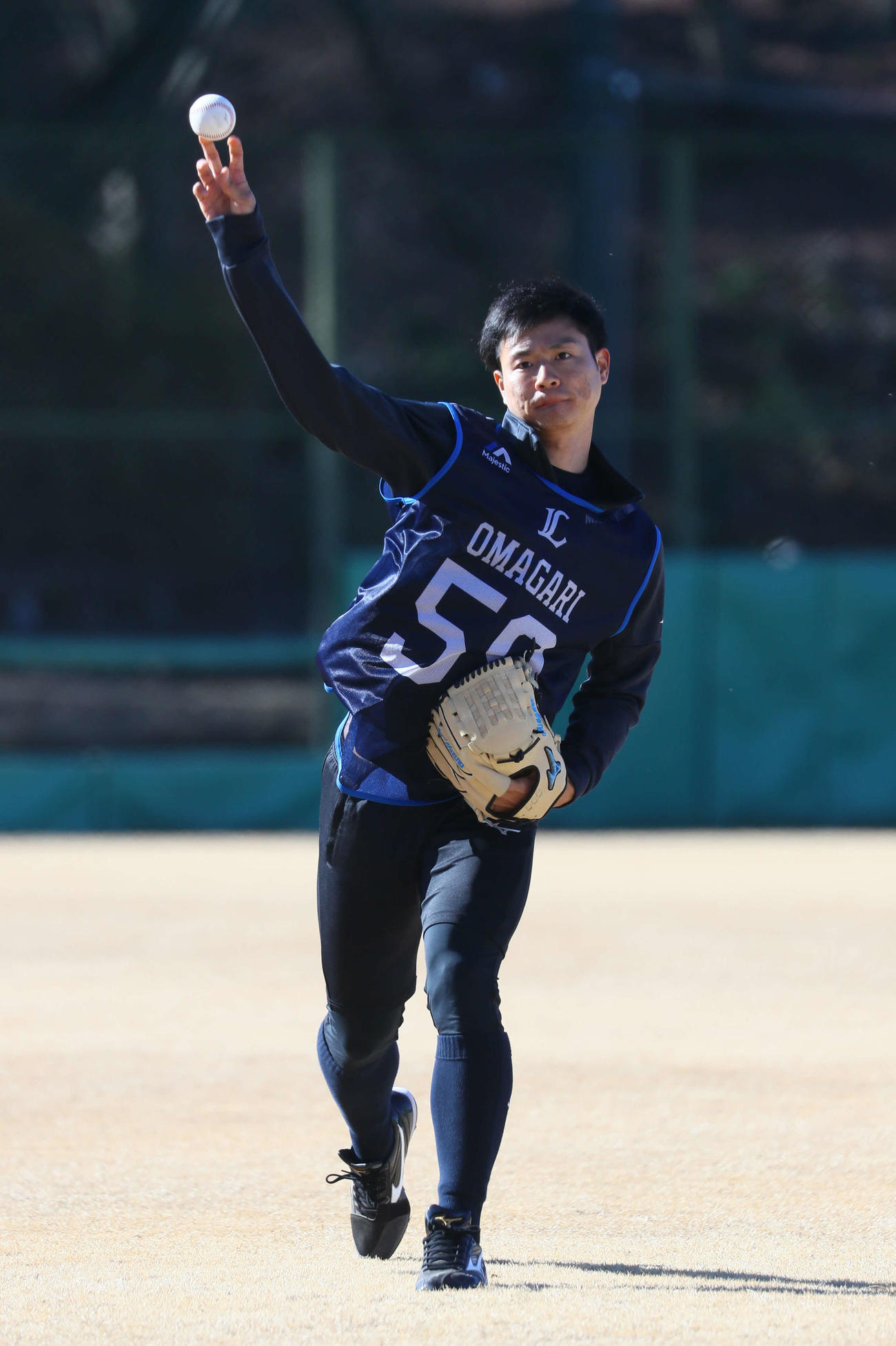西武新人合同自主トレでキャッチボールする大曲（代表撮影）