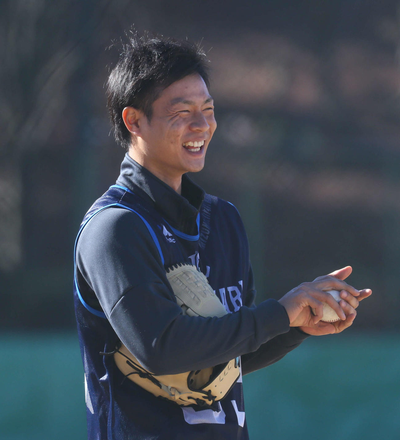 西武新人合同自主トレで笑顔を見せる大曲（代表撮影）