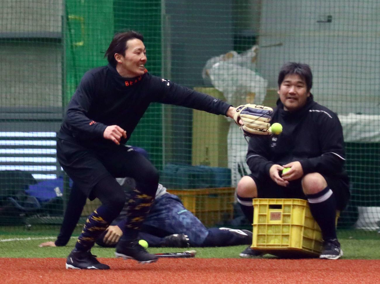 自主トレで西武中村（右）と練習する源田（代表撮影）
