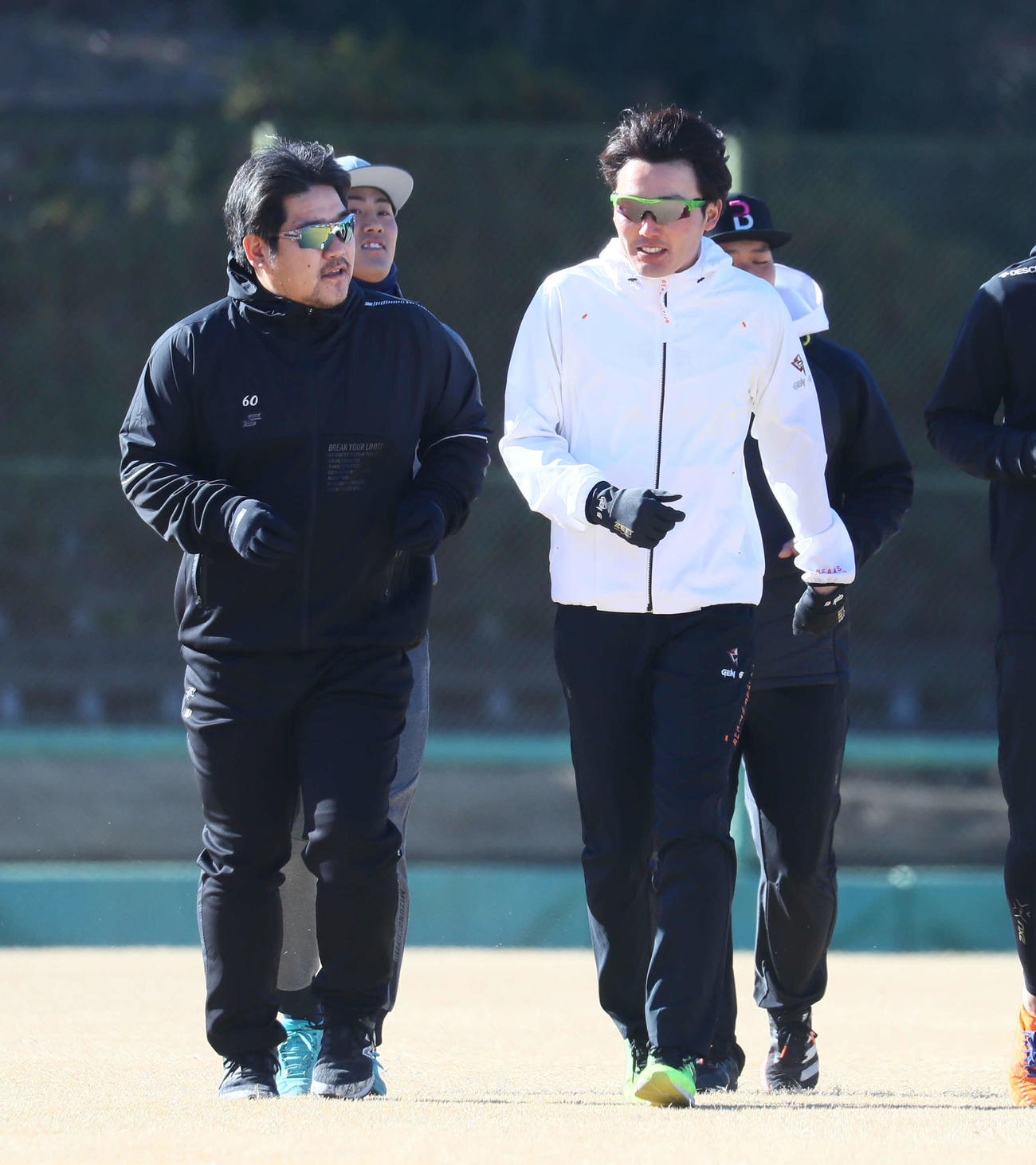 自主トレで西武中村（左）と談笑しながらランニングする源田（代表撮影）（代表撮影）