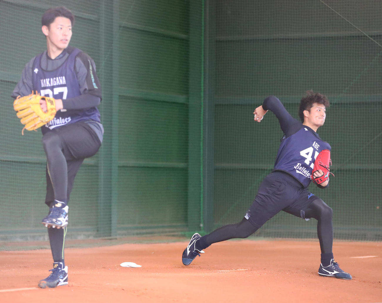 中川颯（左）とともにブルペン入りした阿部翔太＝舞洲（代表撮影）