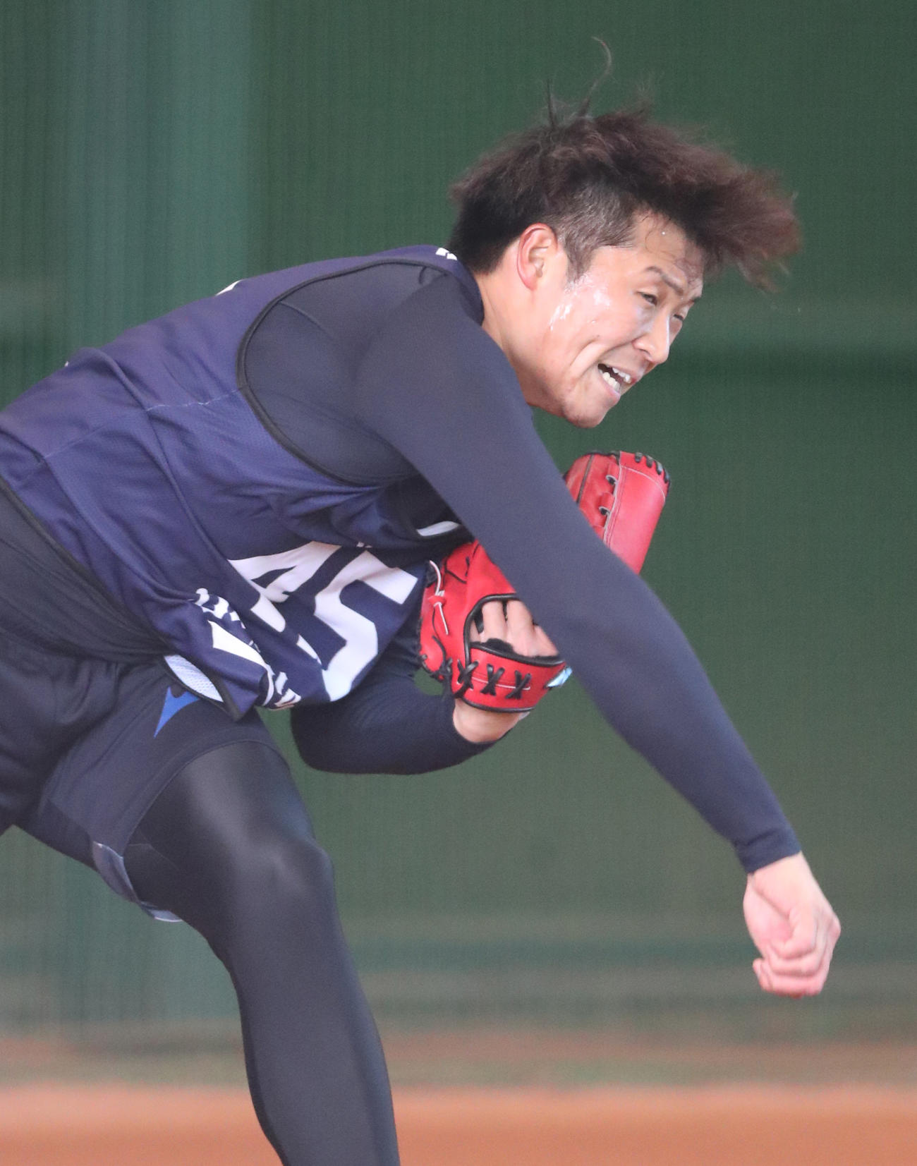 ブルペン入りした阿部翔太は髪を振り乱しながら力強いストレートを投げ込む（代表撮影）