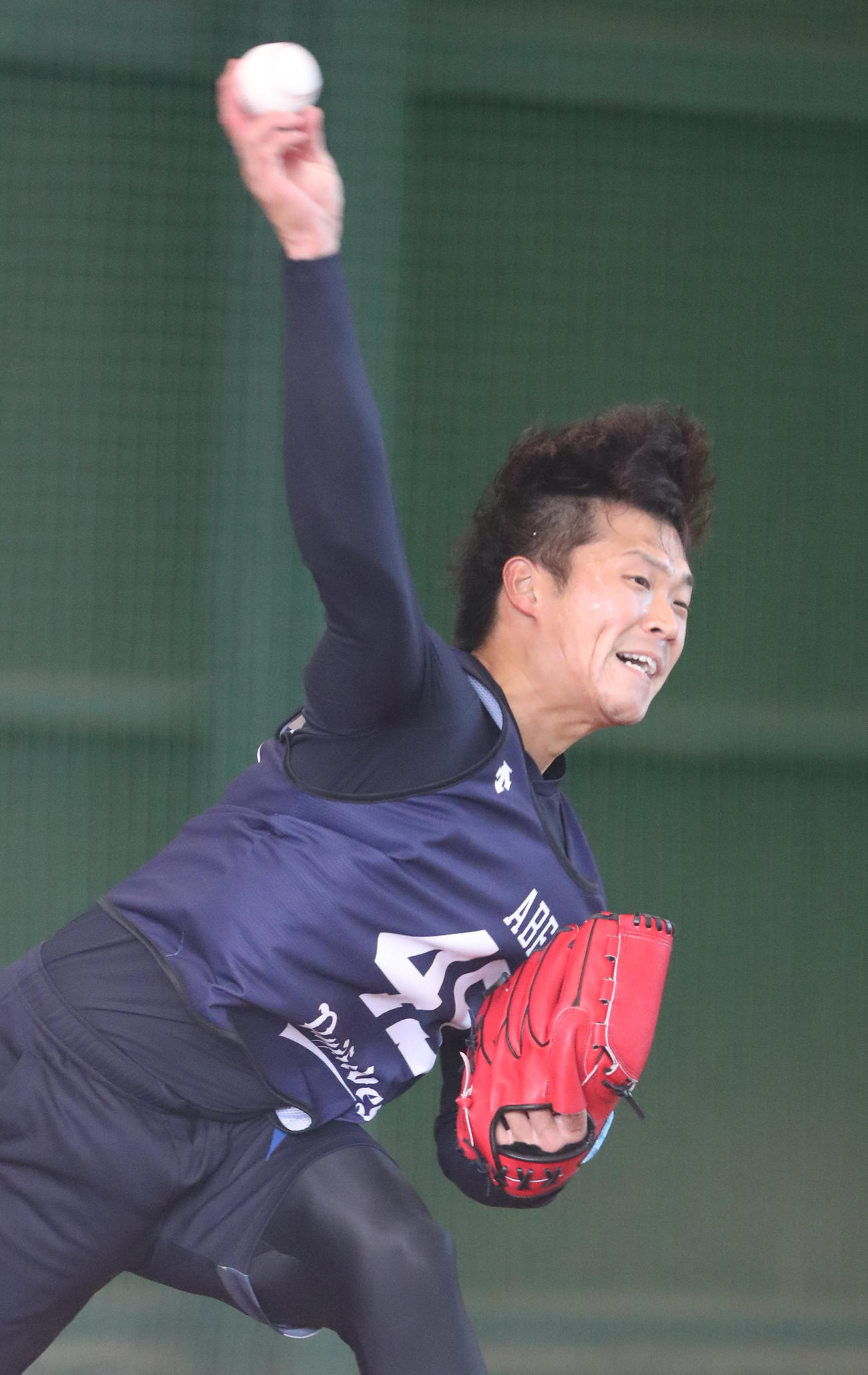 ブルペン入りした阿部翔太は髪を振り乱しながら力強いストレートを投げ込む（代表撮影）