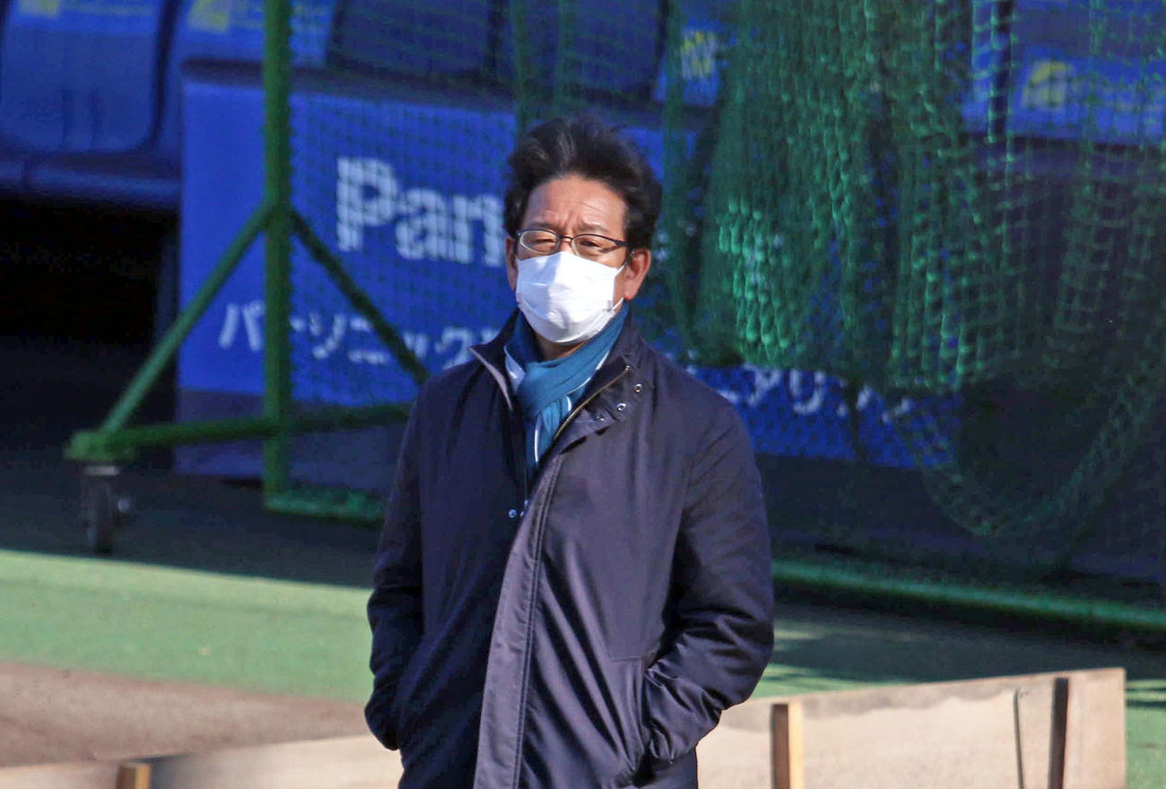 鎌ケ谷を訪れ、新人合同自主トレを視察する日本ハム栗山監督（撮影・木下大輔）
